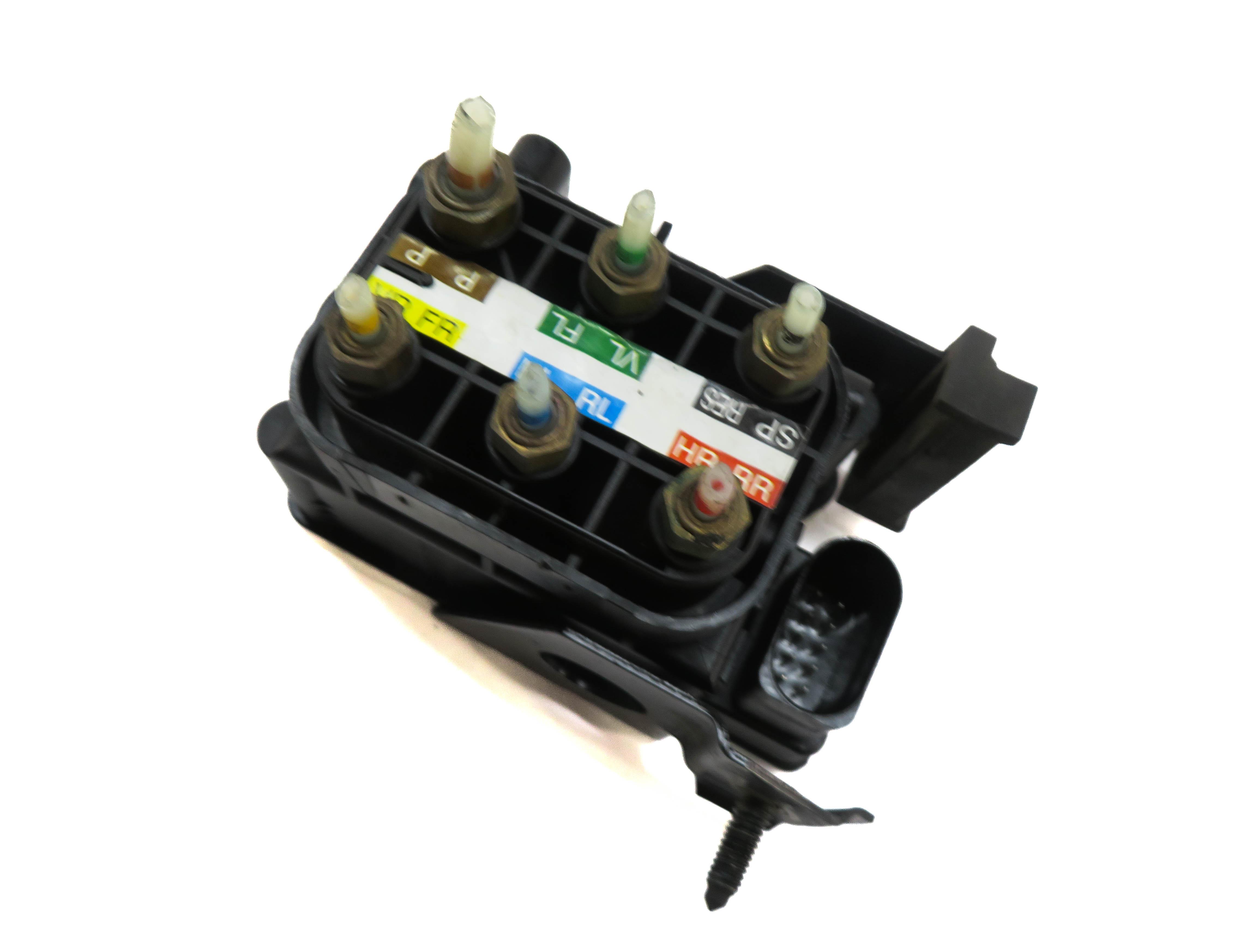 2012 MERCEDES S550 (W221) AIR SUSPENSION VALVE BLOCK — exact item pictured