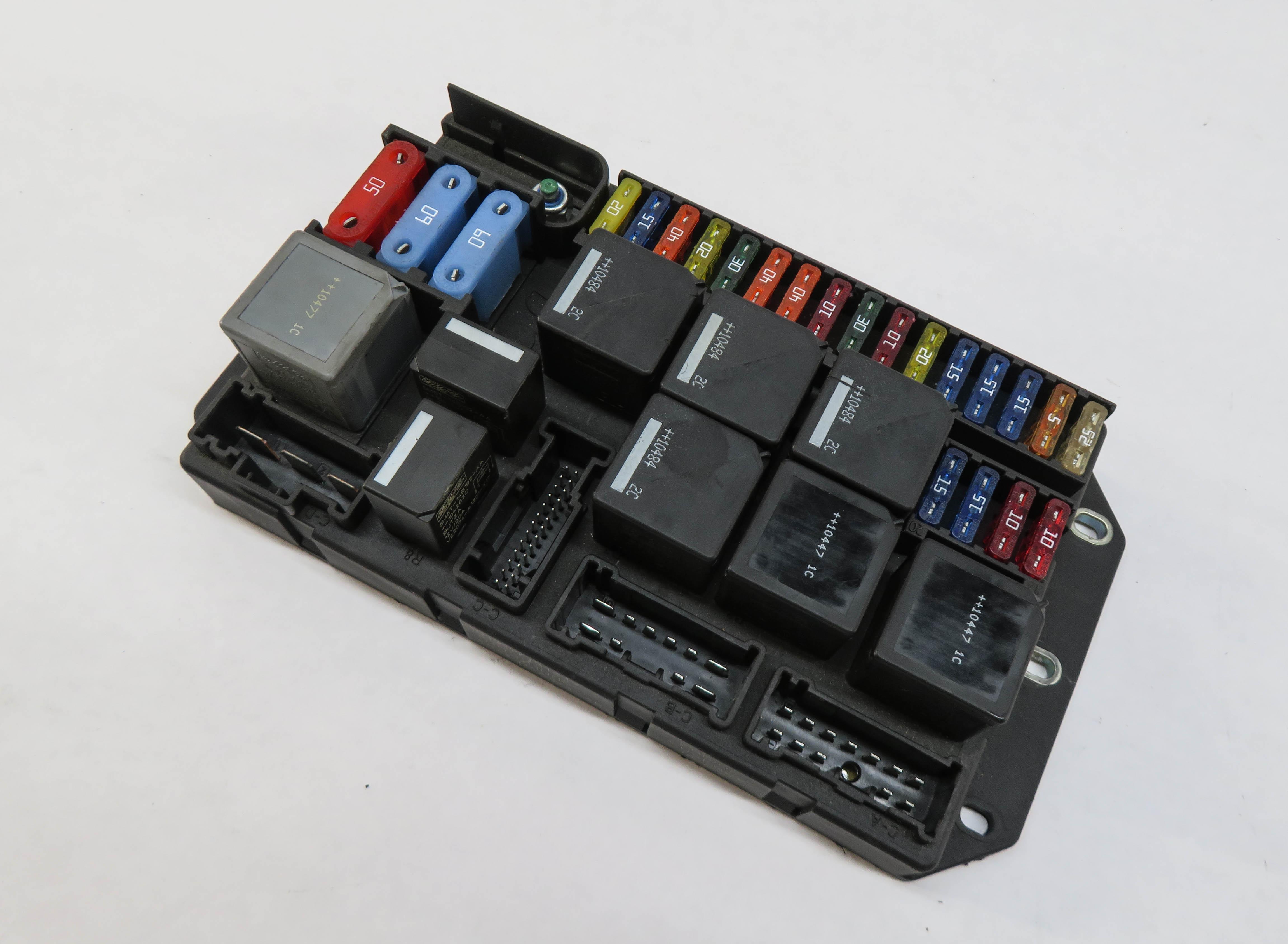 2010-2012 RANGE ROVER (L322) 5.0L SUPERCHARGED ENGINE FUSE RELAY BOX — exact item pictured
