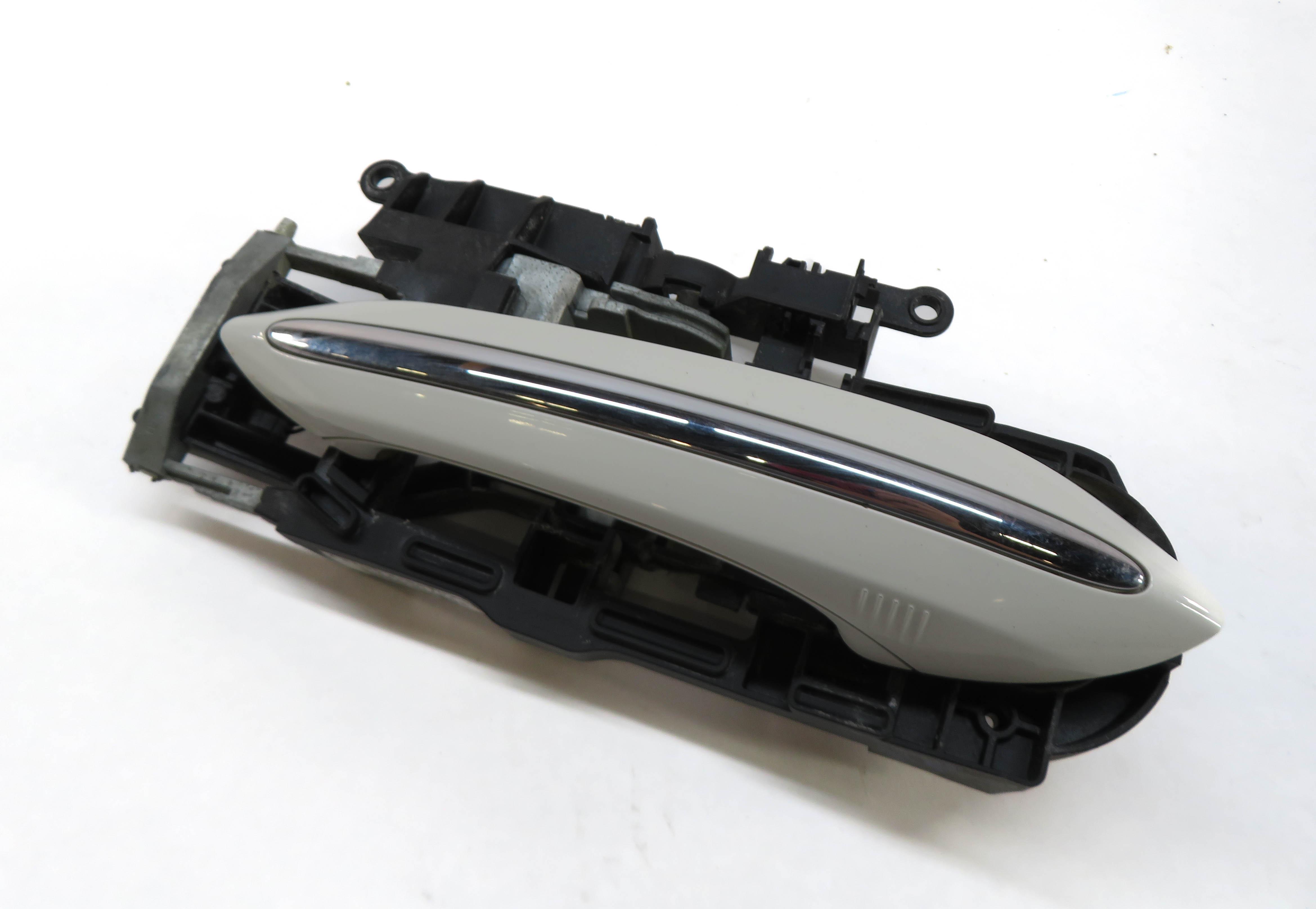 09-18 BMW 5 6 7 SERIES (F01 F10 F12) RIGHT FRONT COMFORT DOOR HANDLE (WHITE 300) — exact item pictured
