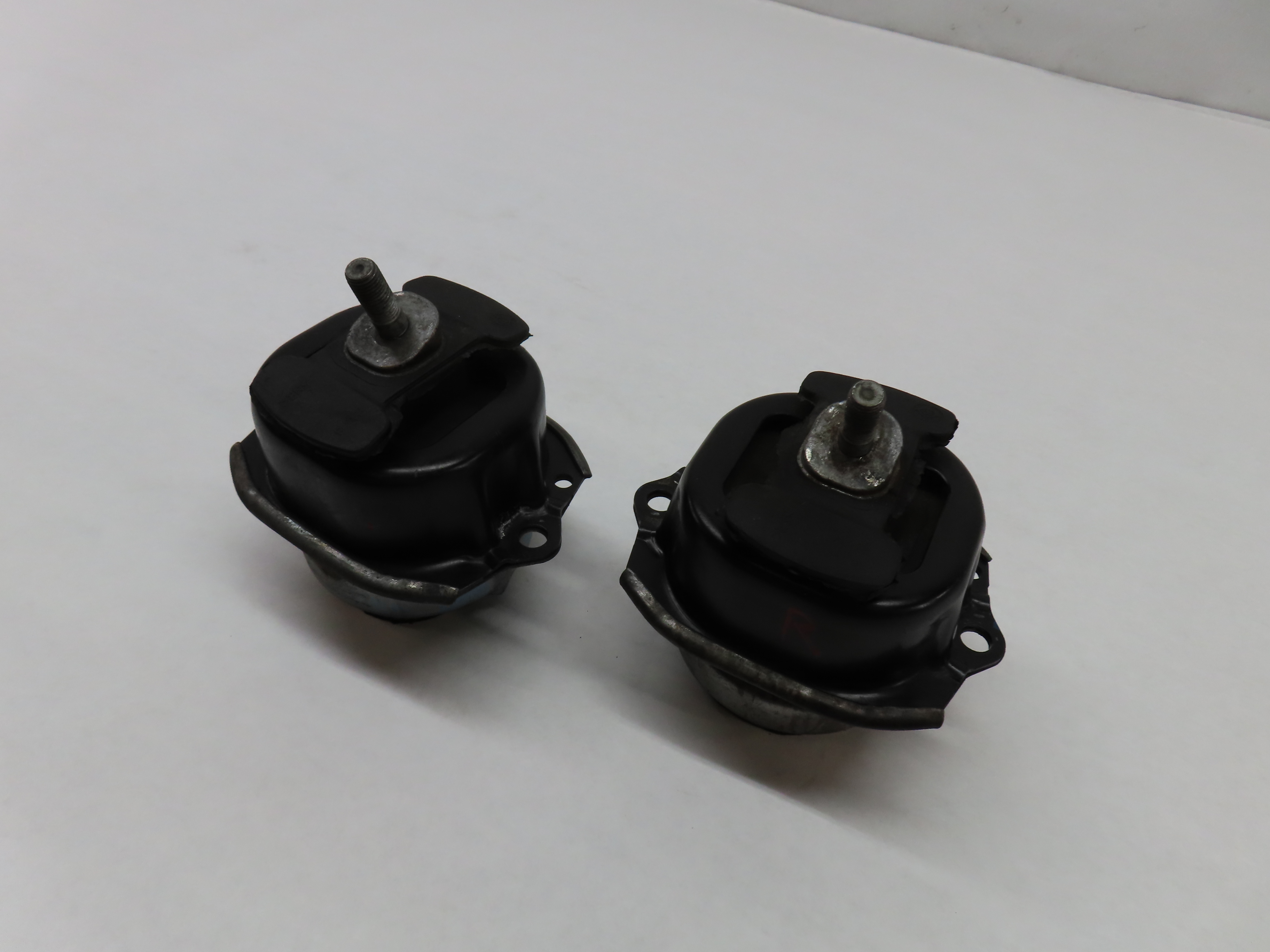 13 BMW X5 SUV (E70) 4.4TT (N63) LEFT & RIGHT ENGINE MOTOR MOUNT SUPPORT SET/2 — exact item pictured