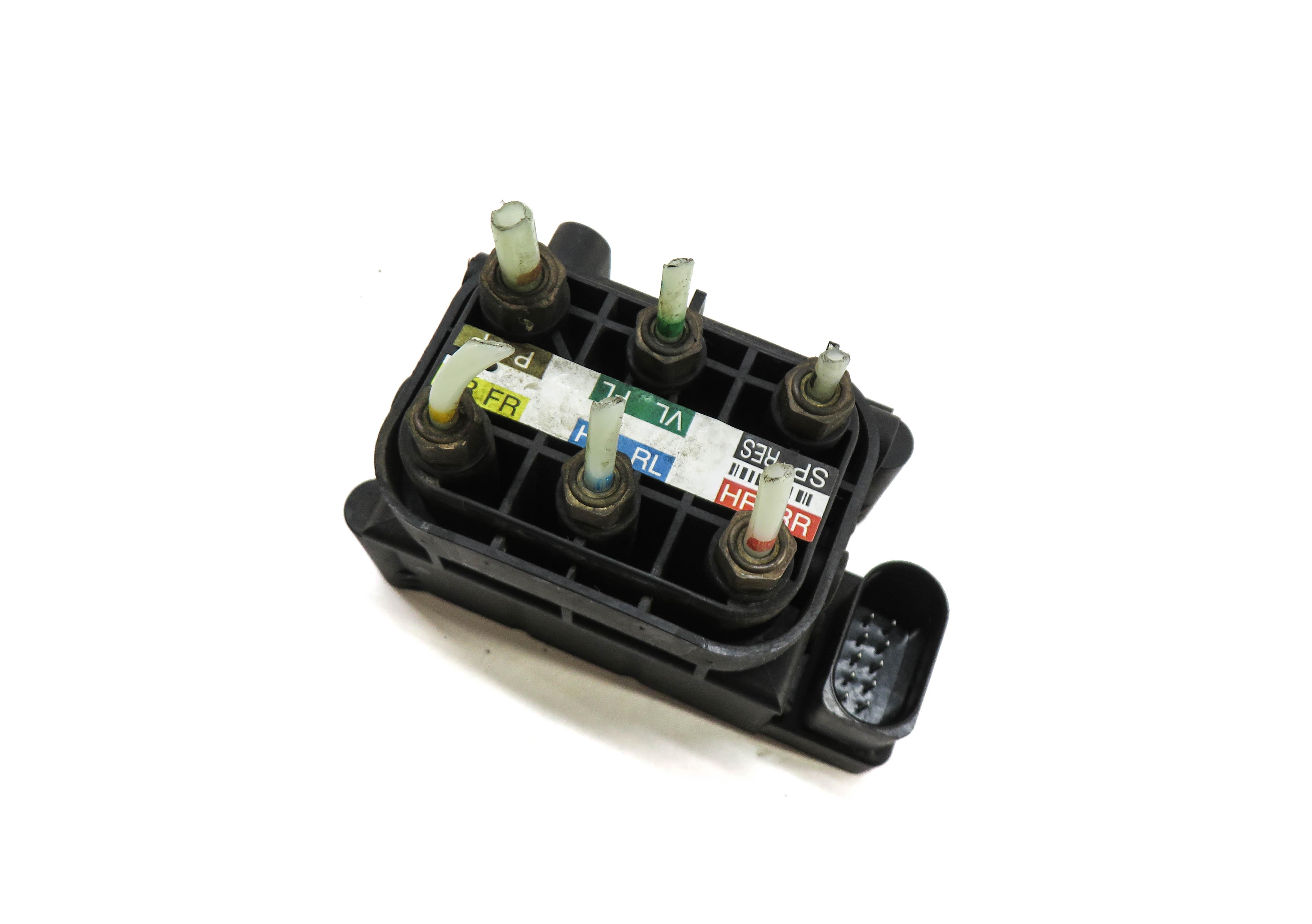 2013 MERCEDES GL450 (X166) AIR SUSPENSION VALVE BLOCK — exact item pictured