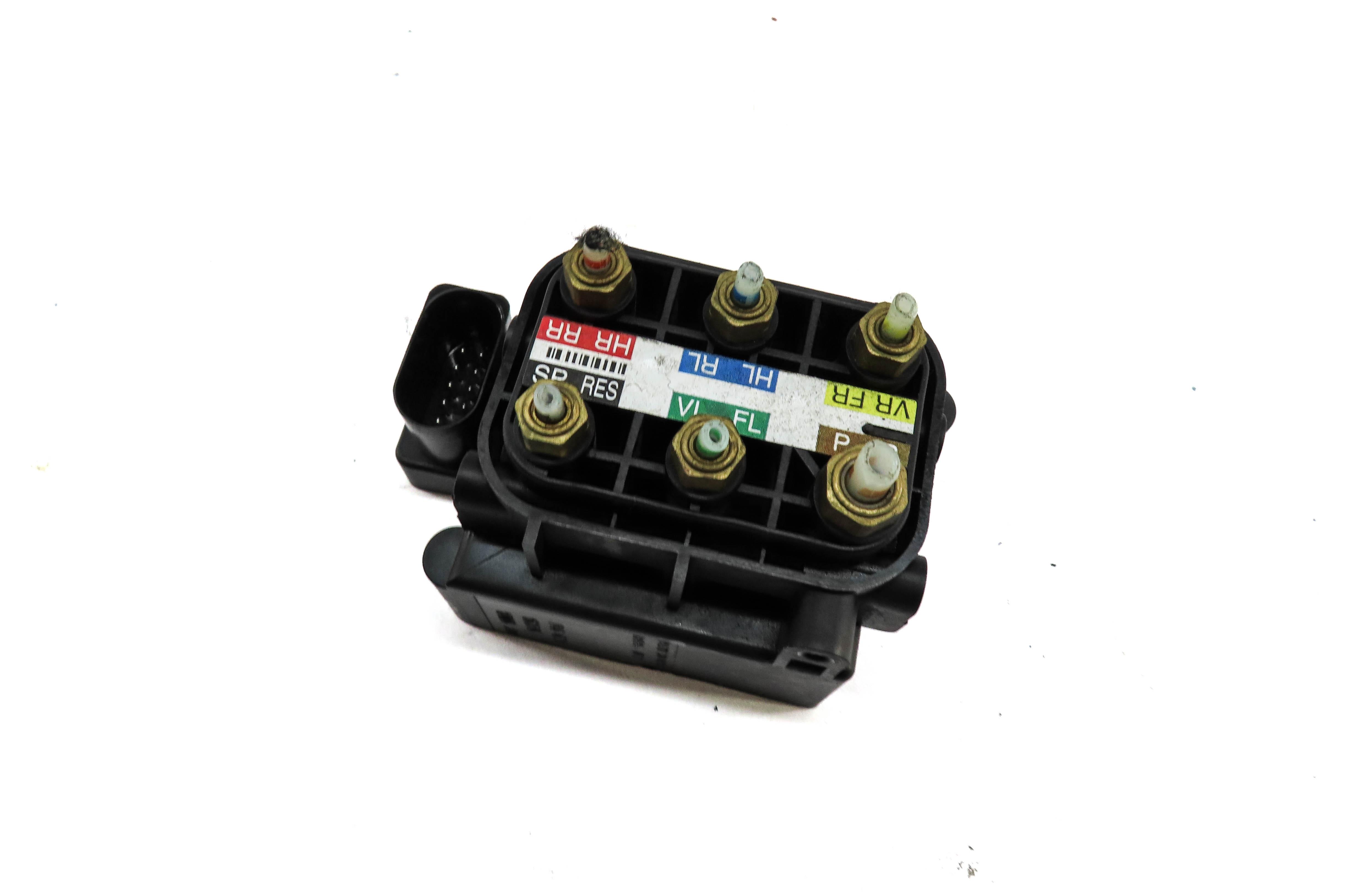 2013 MERCEDES GL450 (X166) AIR SUSPENSION VALVE BLOCK — exact item pictured