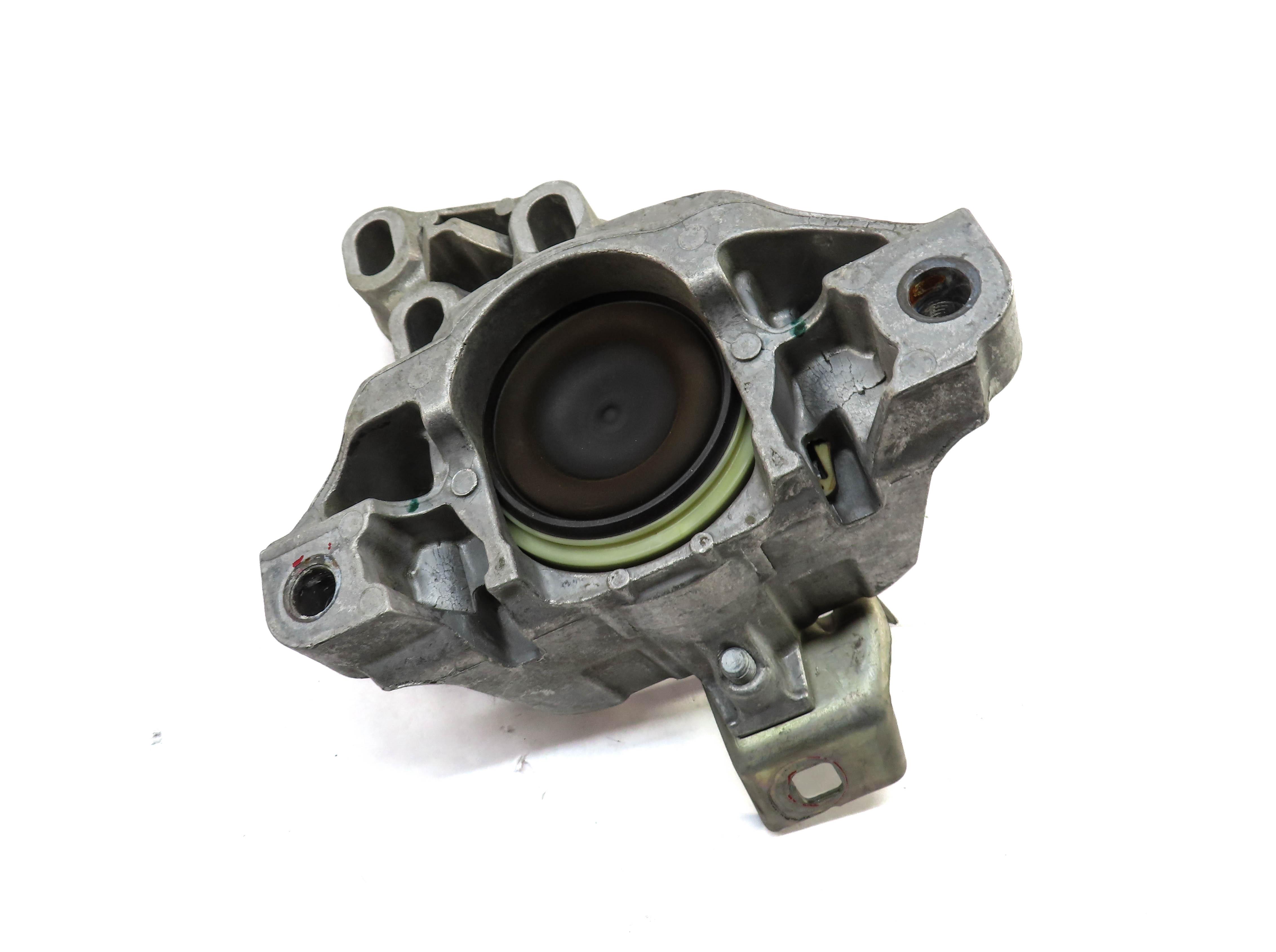 2014 MERCEDES CLA250 (C117) 2.0L M270 TURBO ENGINE TRANSMISSION MOUNT BRACKET — exact item pictured
