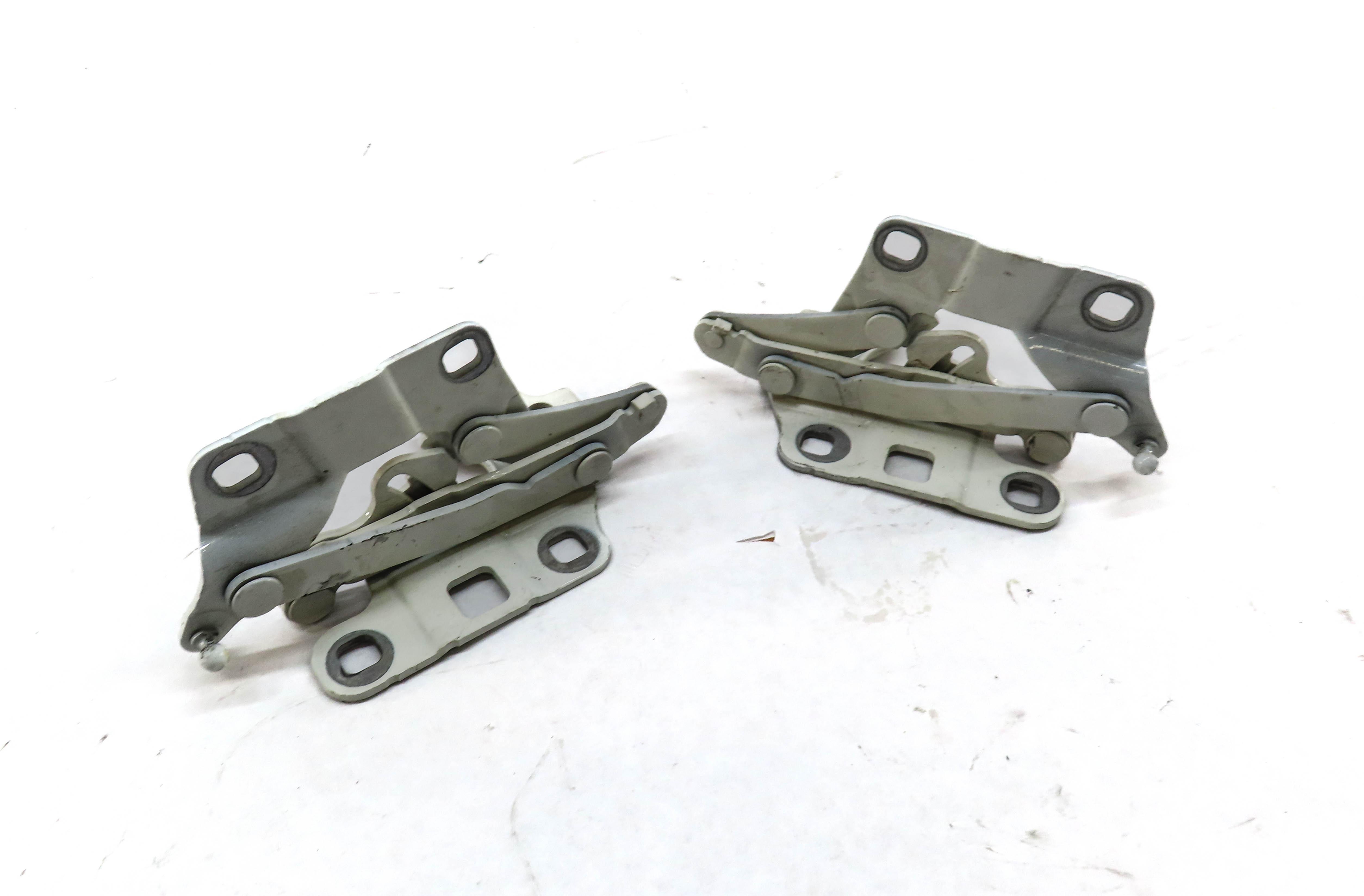 12-19 MERCEDES GL ML CLASS (W166 X166) FRONT HOOD HINGE SET (POLAR WHITE 149U) — exact item pictured