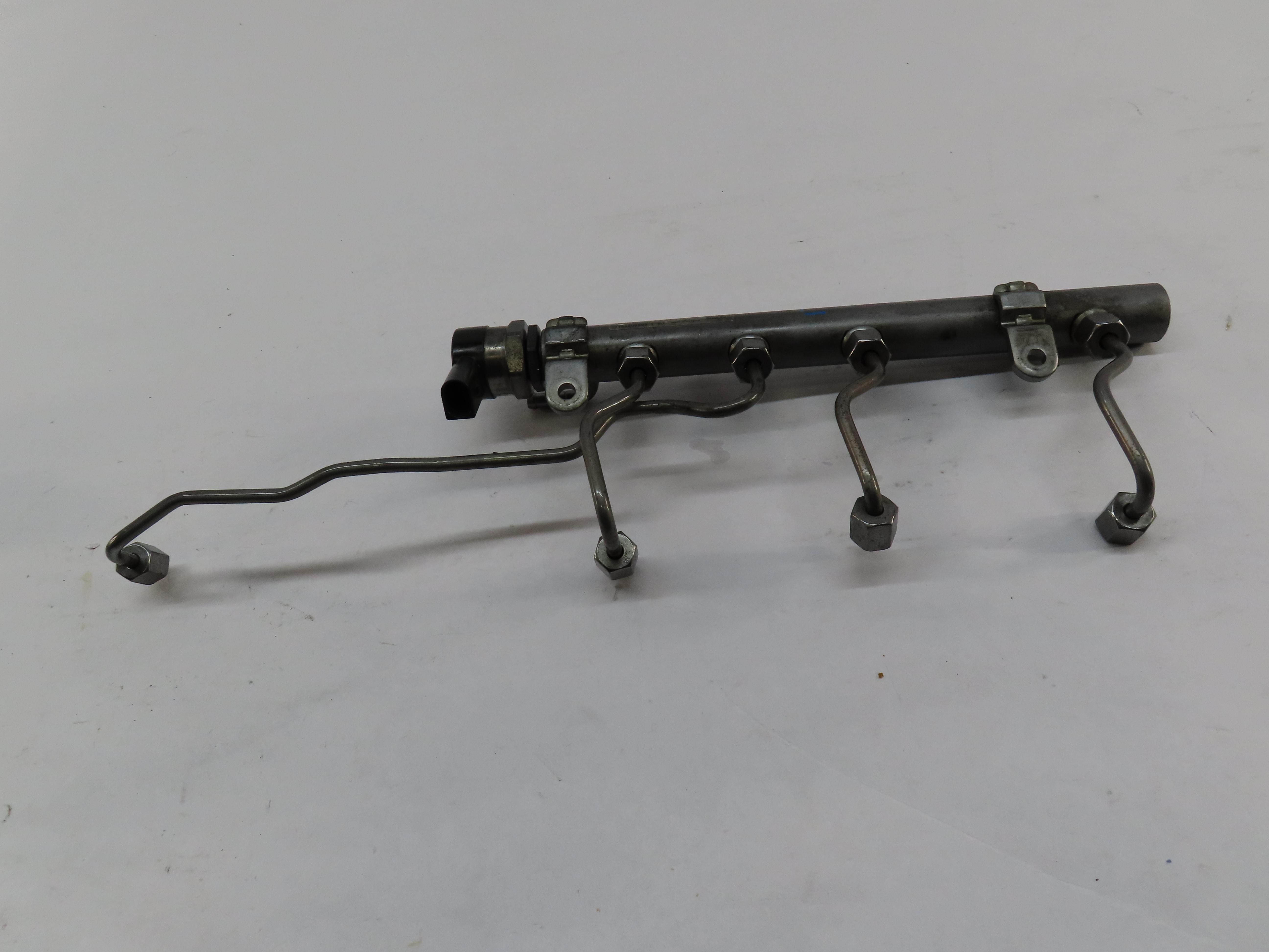 2012 MERCEDES ML350 (W166) 3.0L TURBO DIESEL OM642 LEFT ENGINE FUEL RAIL — exact item pictured