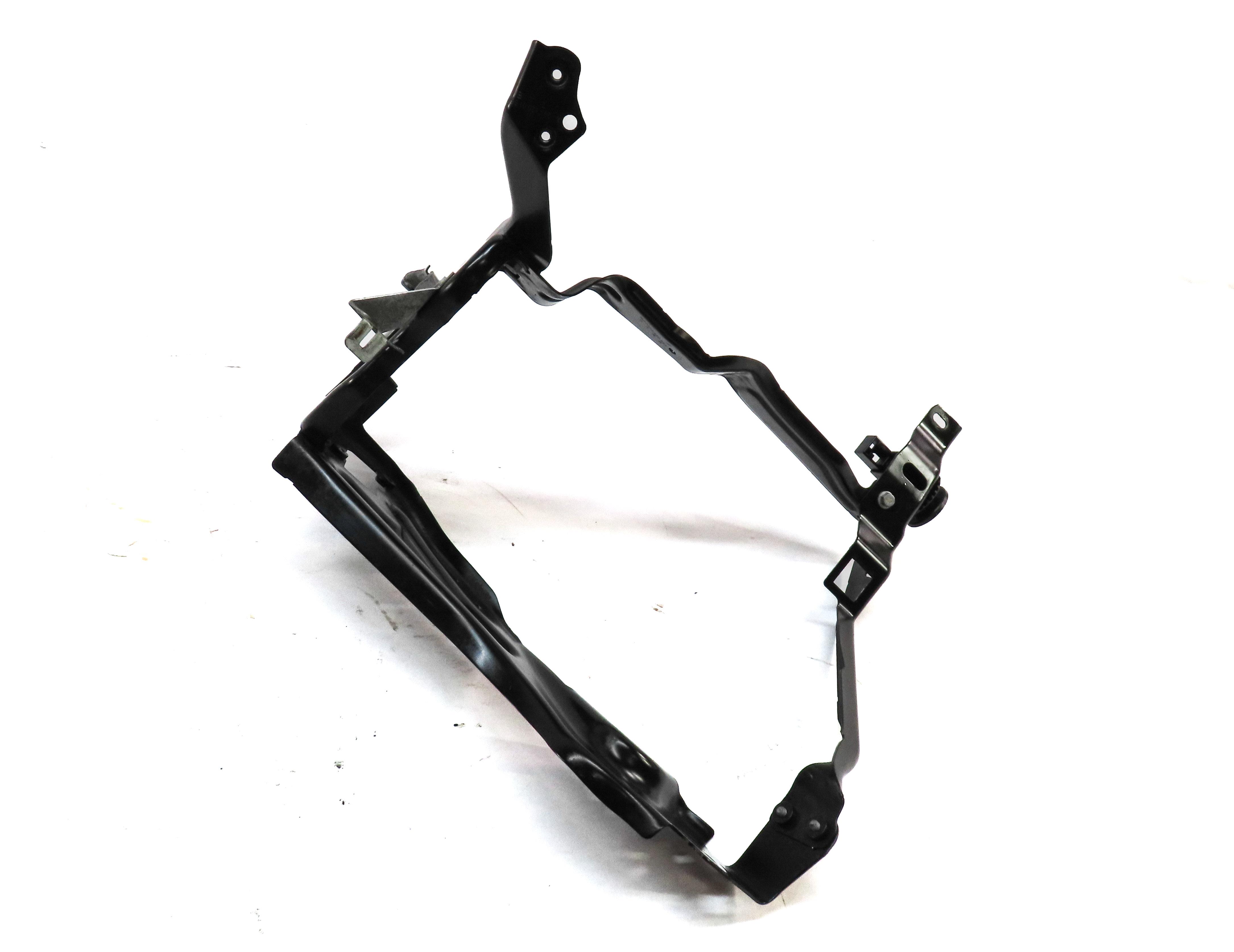 2013 MERCEDES C CLASS SEDAN (W04) FRONT LEFT DRIVER HEADLIGHT LAMP MOUNT BRACKET — exact item pictured