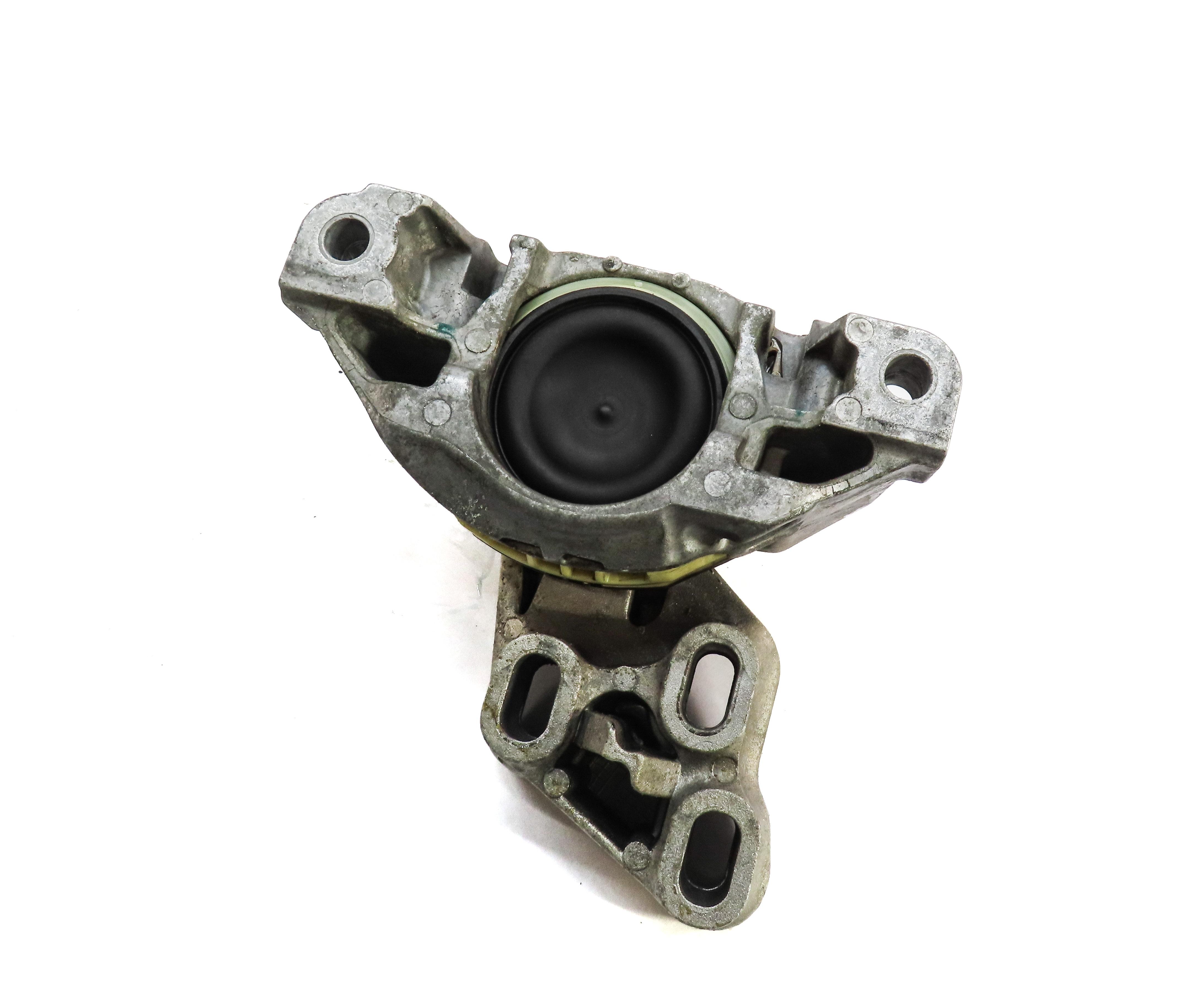 2014 MERCEDES CLA250 (C117 W117) 2.0L M270 AUTO FWD TRANSMISSION MOUNT BRACKET — exact item pictured
