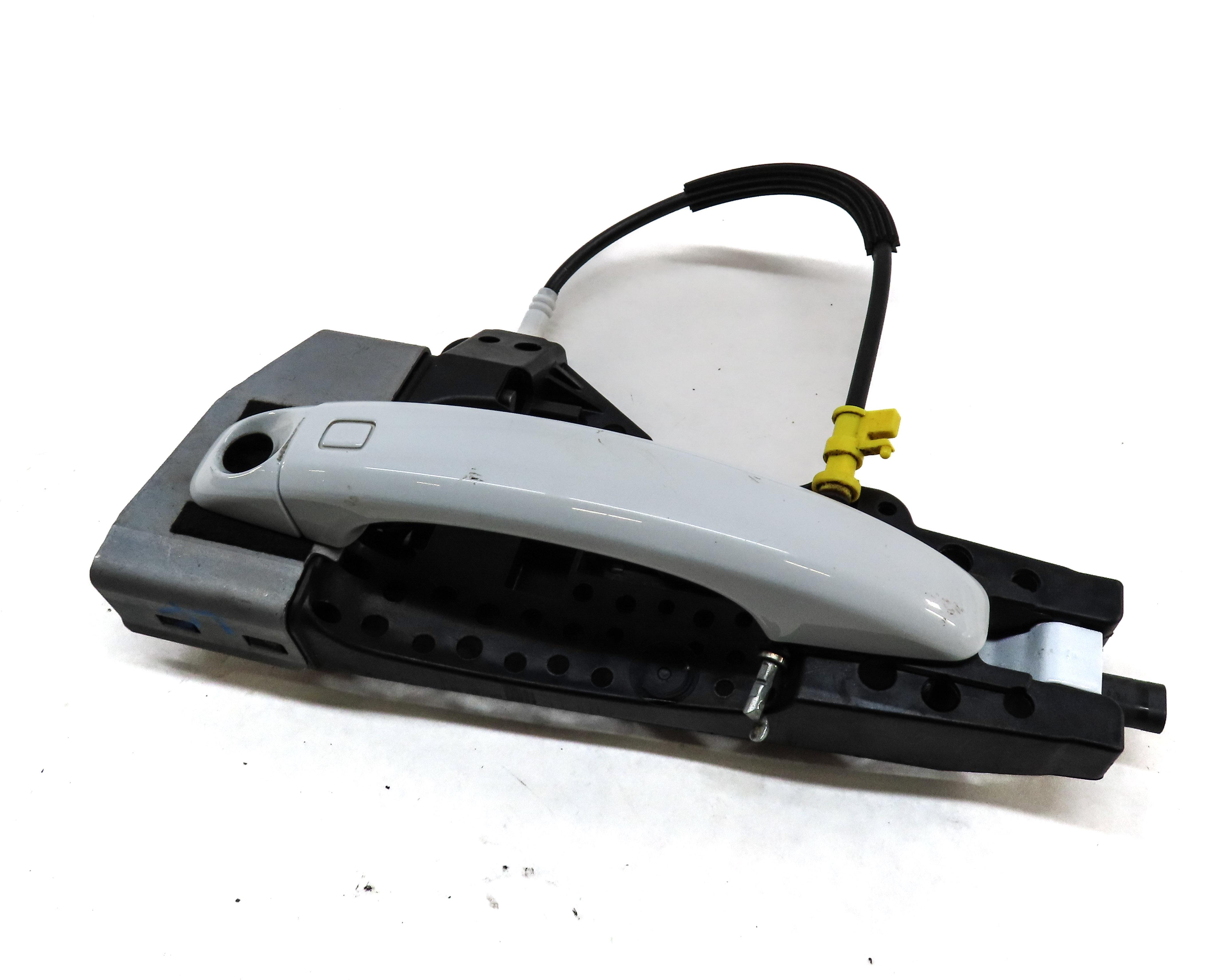2015-2018 AUDI Q3 (8U) LEFT FRONT DRIVER DOOR HANDLE (GLACIER WHITE METALLIC 2Y) — exact item pictured