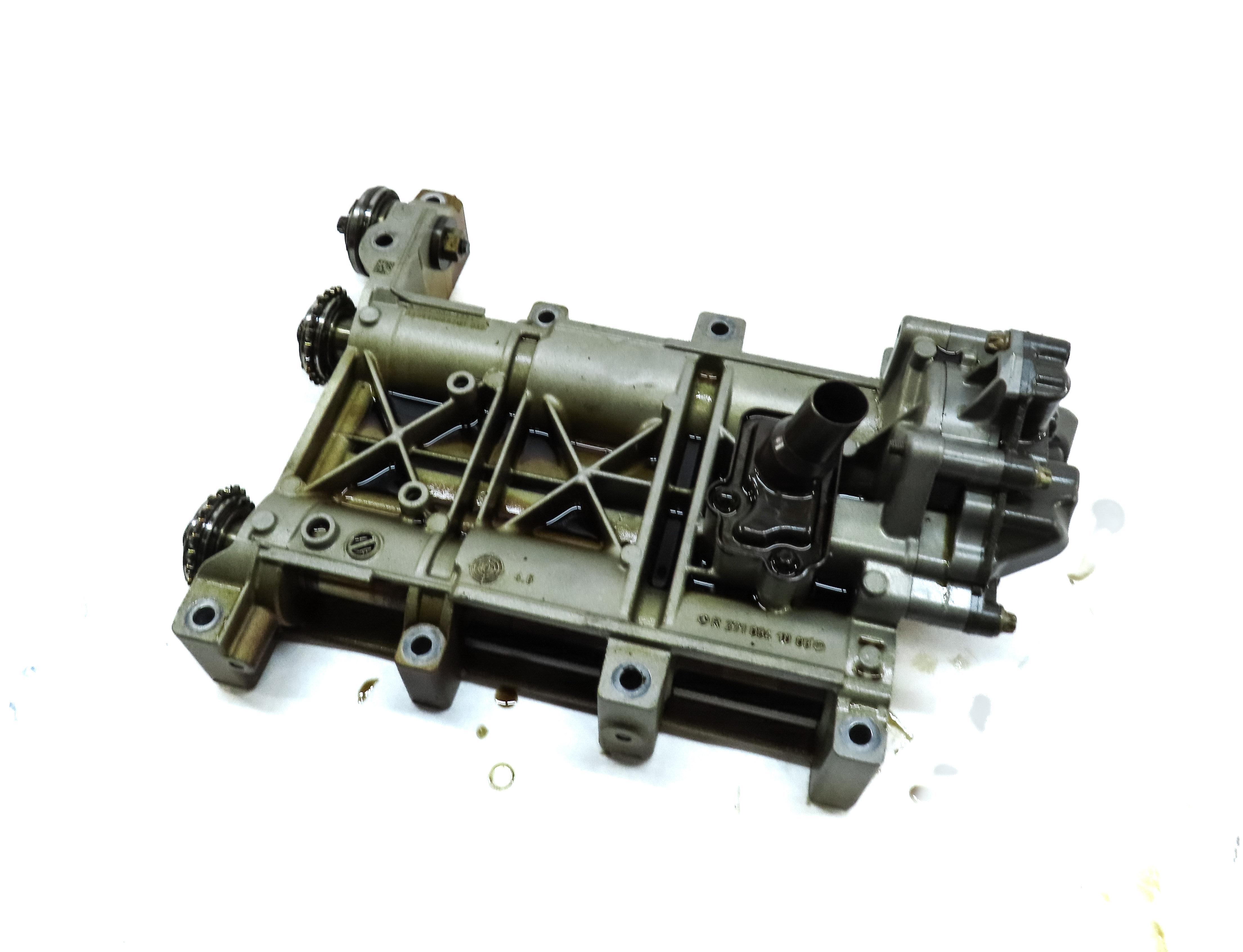 2012 MERCEDES C CLASS (W204) 1.8L TURBO M271 ENGINE OIL PUMP w/ BALANCE SHAFT — exact item pictured