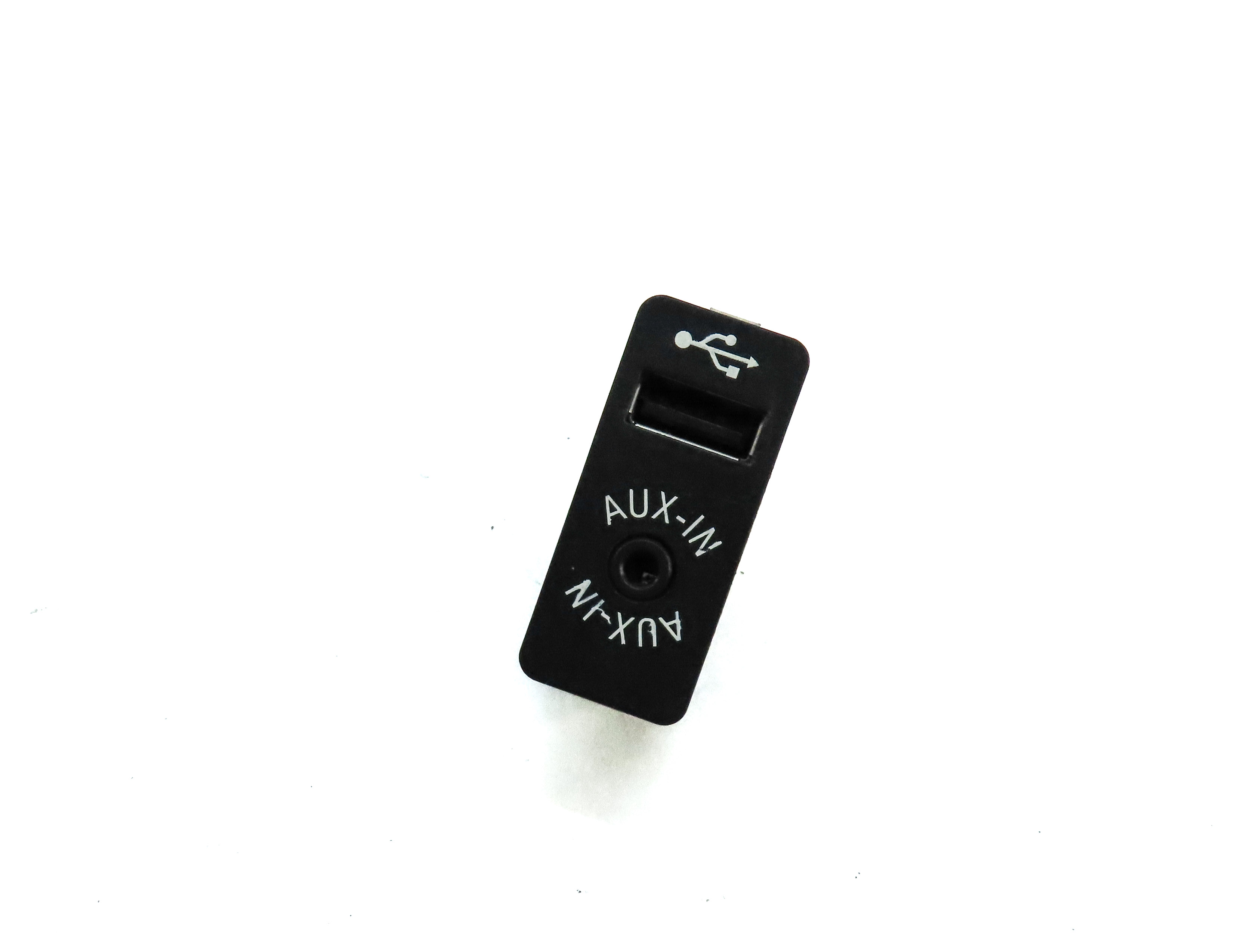 2014 BMW X5 (F15) AUX-IN USB AUXILIARY INPUT JACK PANEL CHARGING PORT — exact item pictured
