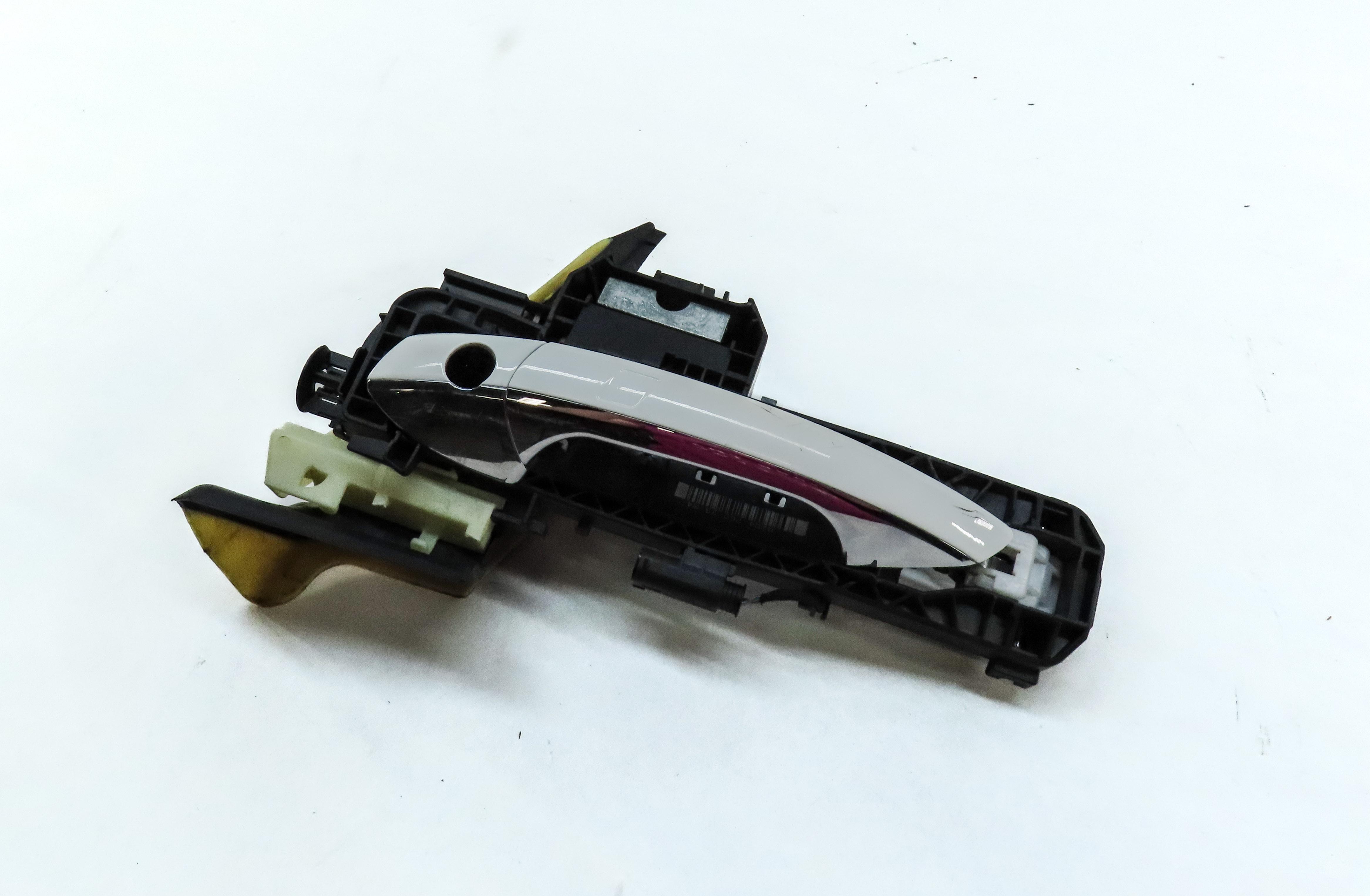14-20 MERCEDES GL350 GL550 ML350 (W166 X166) DRIVER KEYLESS DOOR HANDLE (WHITE) — exact item pictured