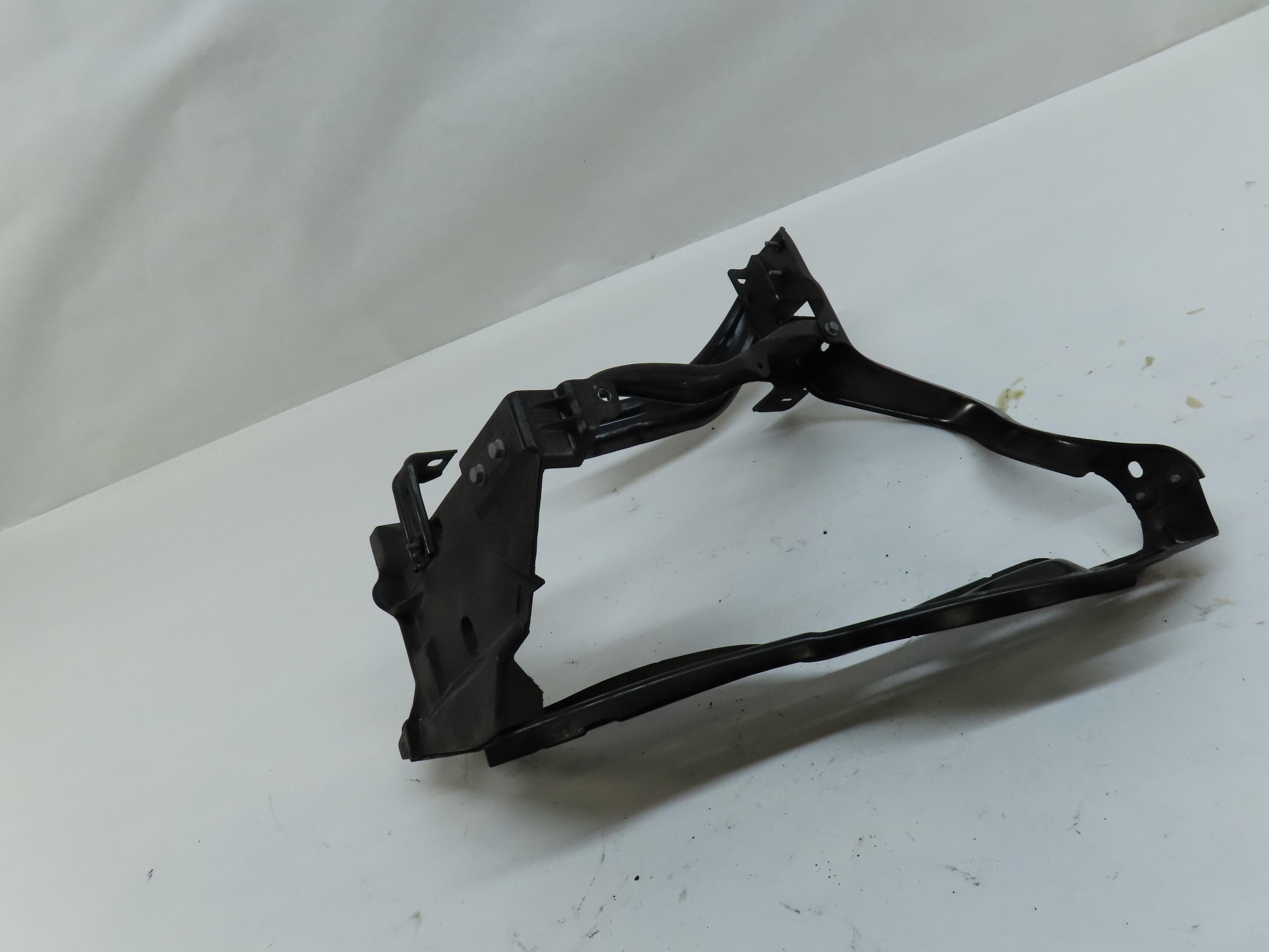 2014 MERCEDES E CLASS SEDAN (W212) FRONT LEFT DRIVER HEADLIGHT MOUNT BRACKET — exact item pictured