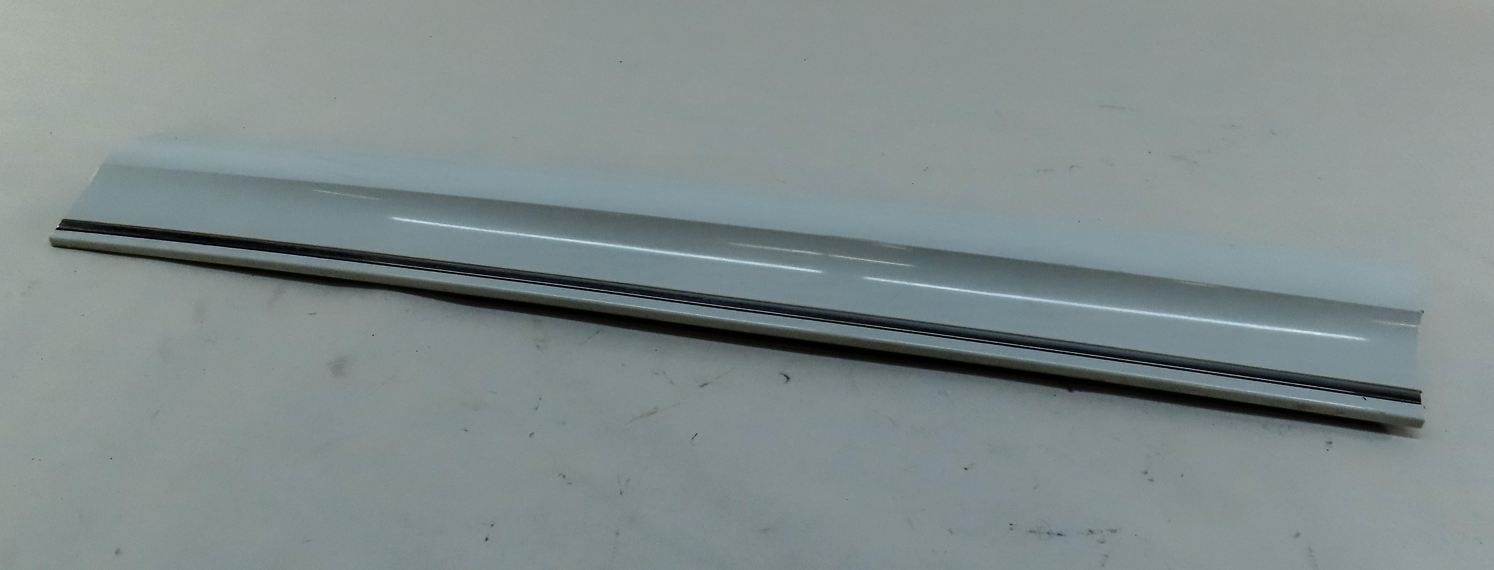2010 AUDI Q7 (4L) FRONT RIGHT PASSENGER DOOR MOULDING TRIM PANEL (IBIS WHITE T9) — exact item pictured