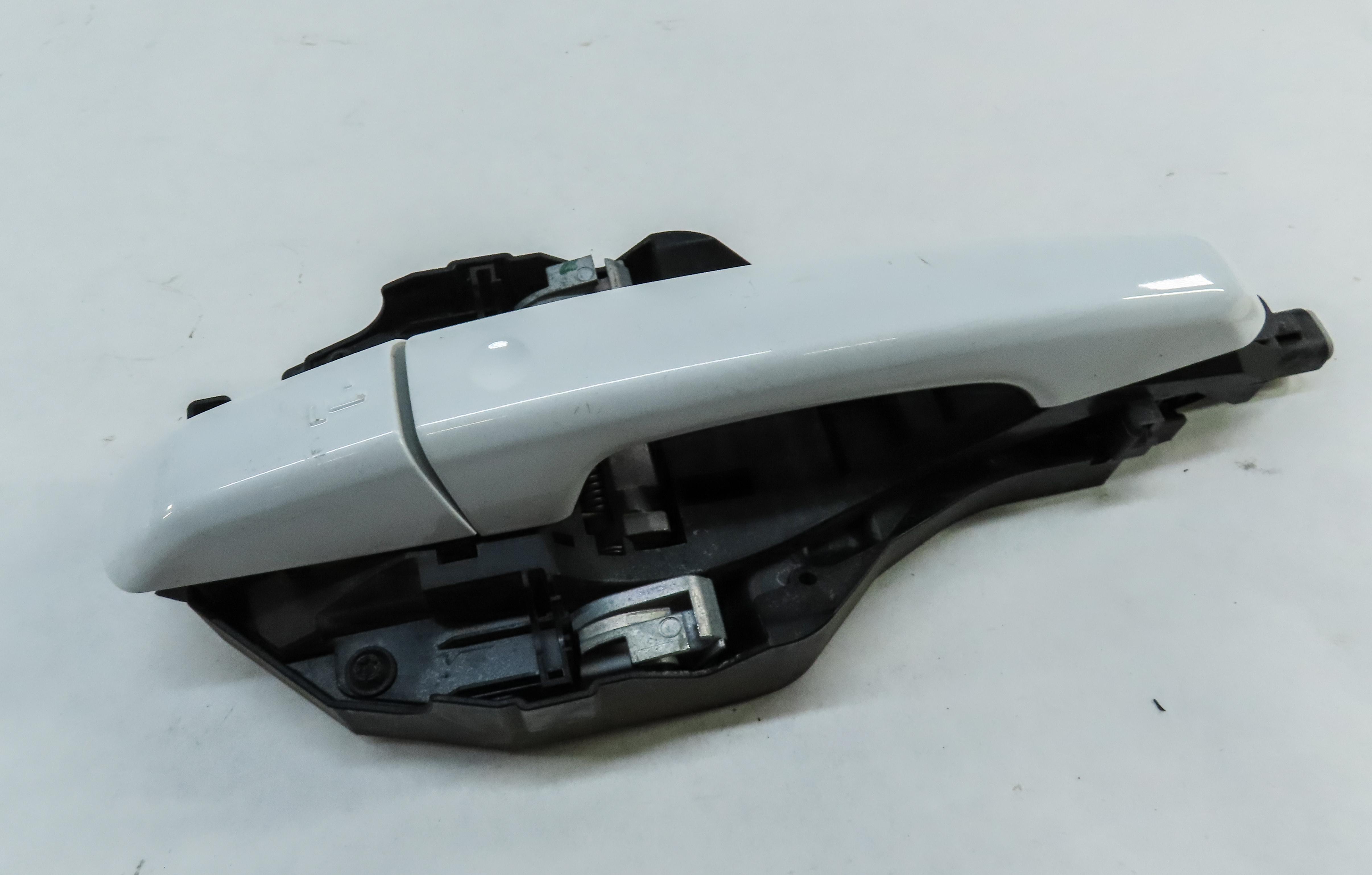 15-19 LAND ROVER DISCOVERY SPORT (L550) LEFT FRONT PASSIVE DOOR HANDLE (WHITE) — exact item pictured