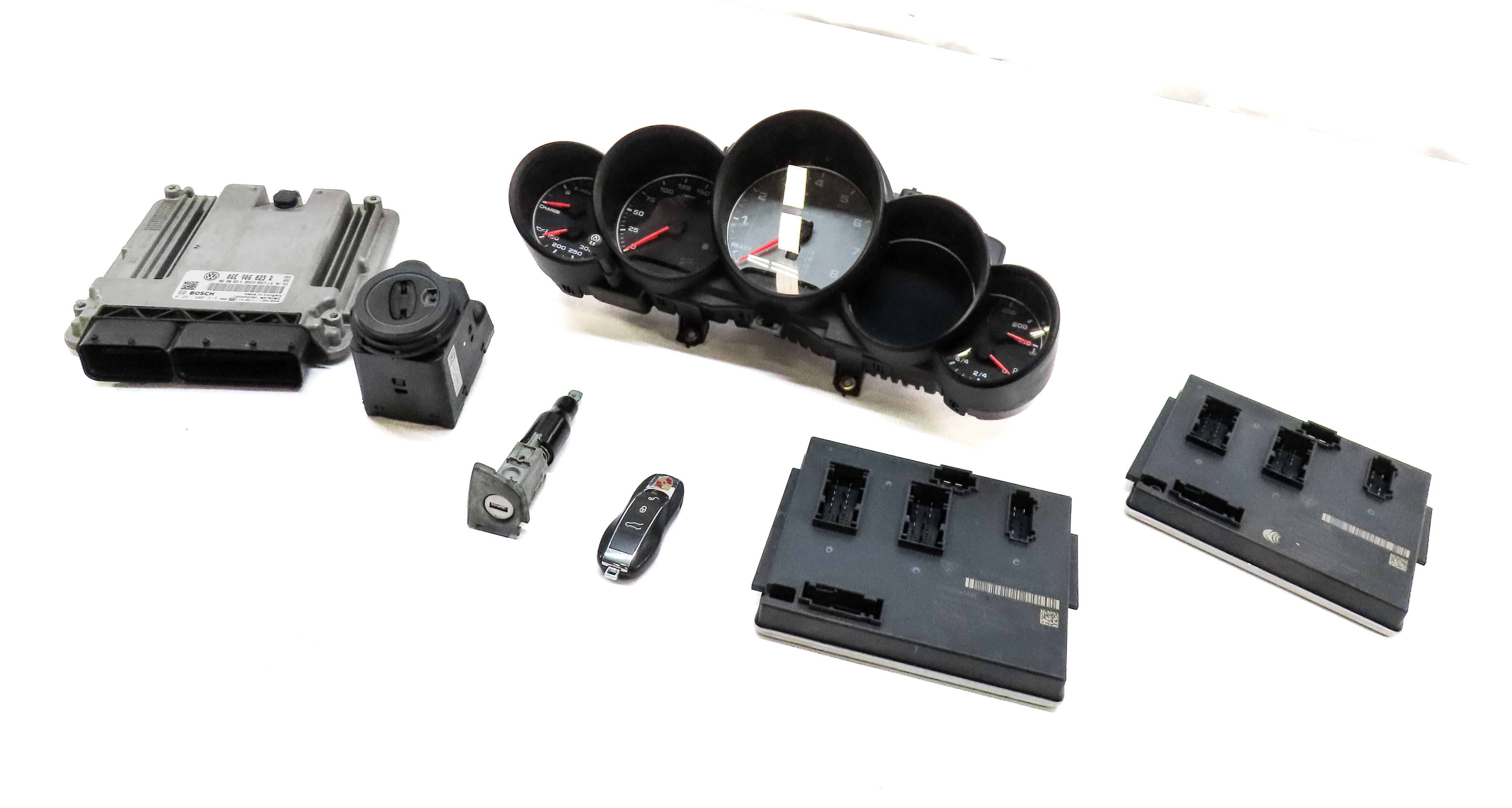 13-14 PORSCHE CAYENNE (958) 3.0L HYBRID SPEEDOMETER BODY ENGINE MODULE & KEY SET — exact item pictured