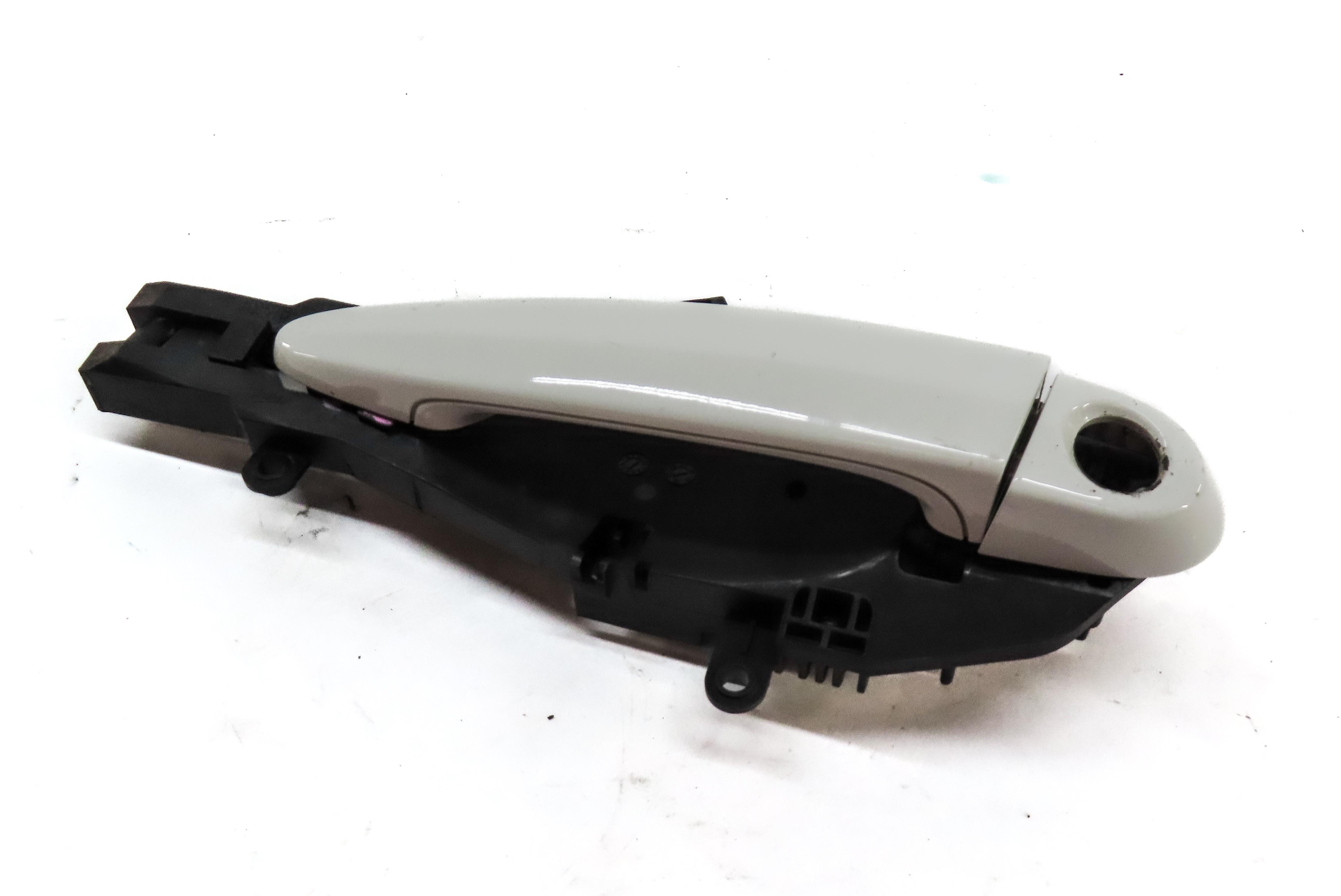 12-15 BMW X1 (E84) FRONT LEFT DRIVER OUTSIDE DOOR HANDLE (w/o COMFORT) (WHITE) — exact item pictured