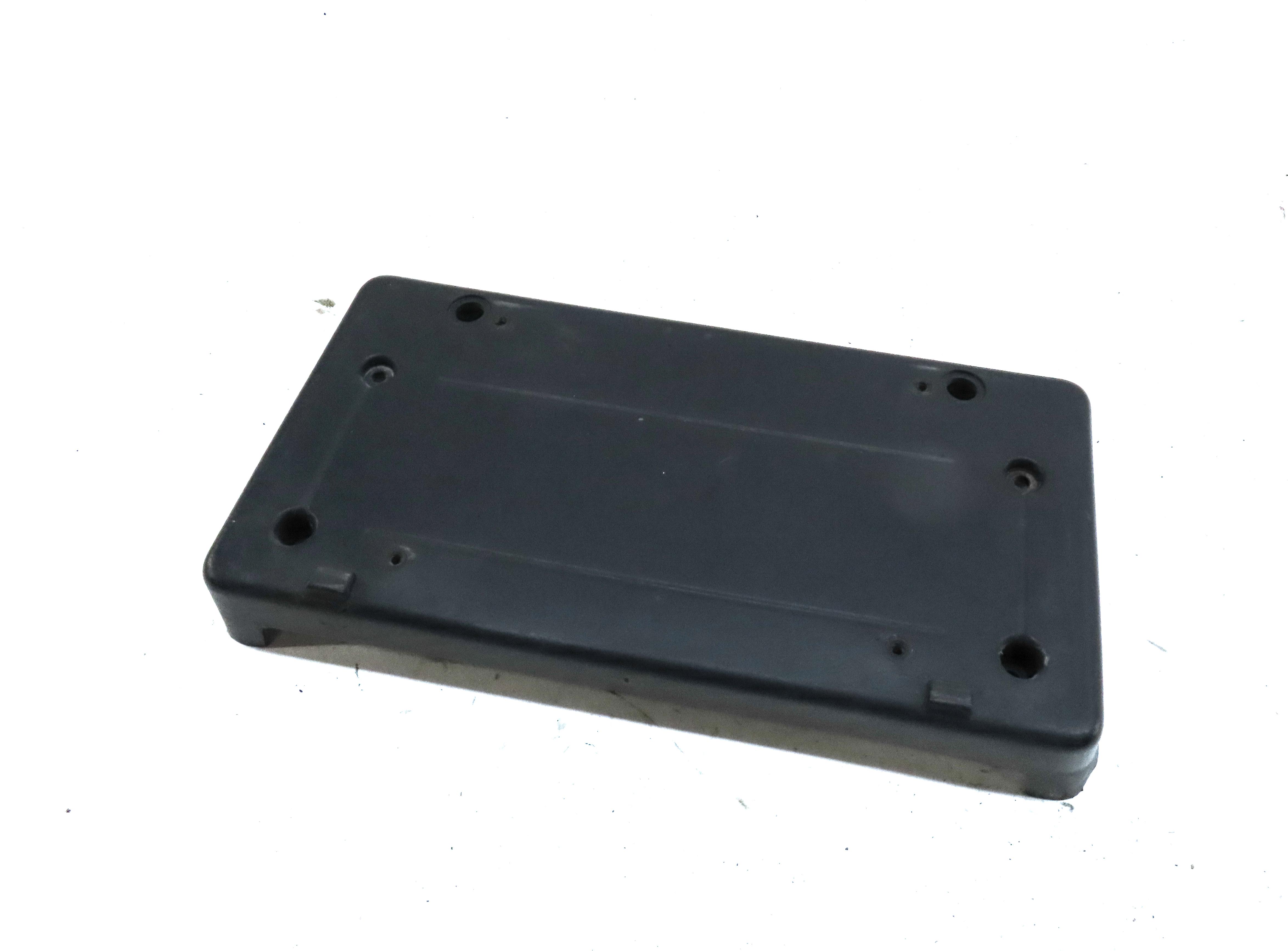 2006 RANGE ROVER SPORT (L320) FRONT LICENSE PLATE BRACKET BASE MOUNT RETAINER — exact item pictured