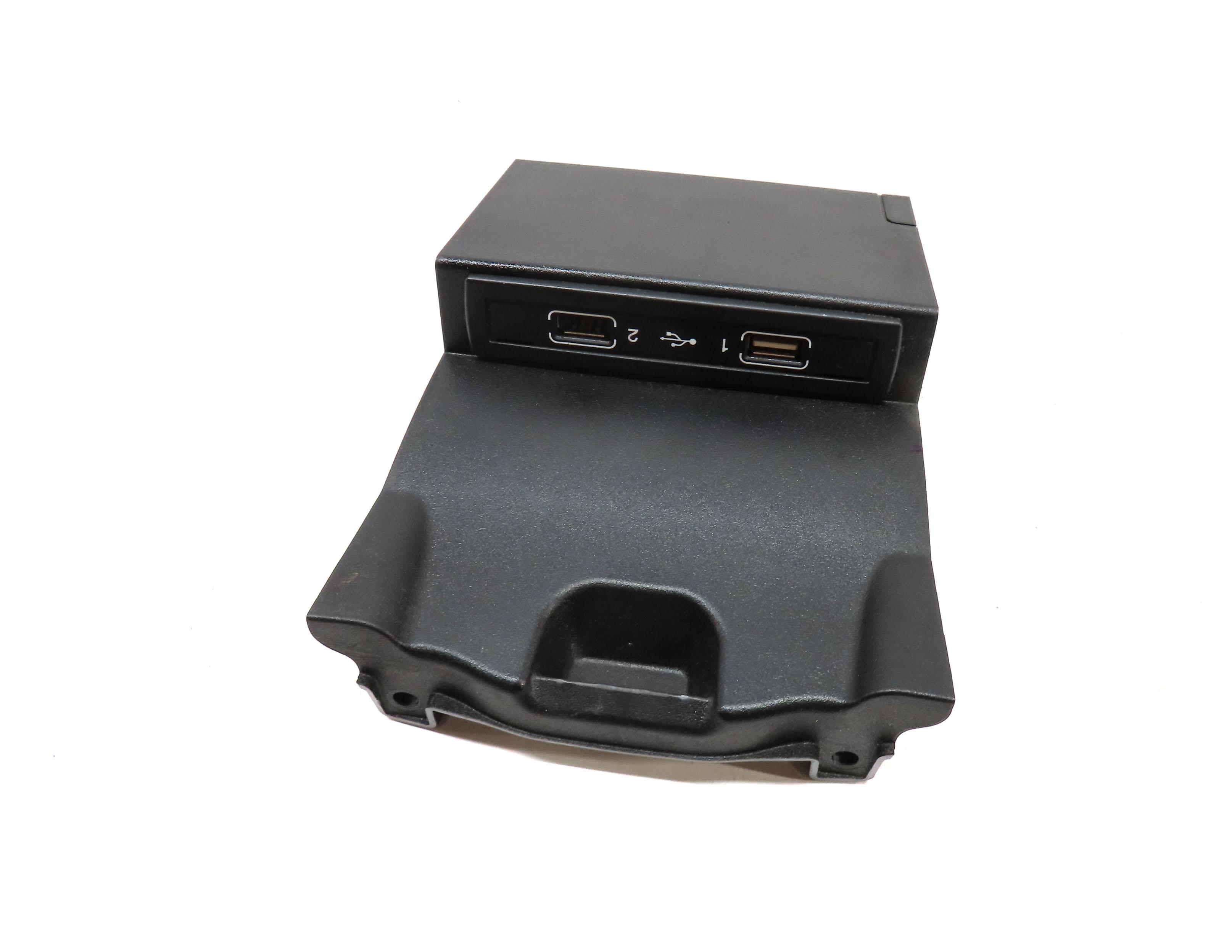 2015 MERCEDES B200e ELECTRIC (W242 W246) USB MEDIA INTERFACE HUB PLUG w/ TRIM — exact item pictured