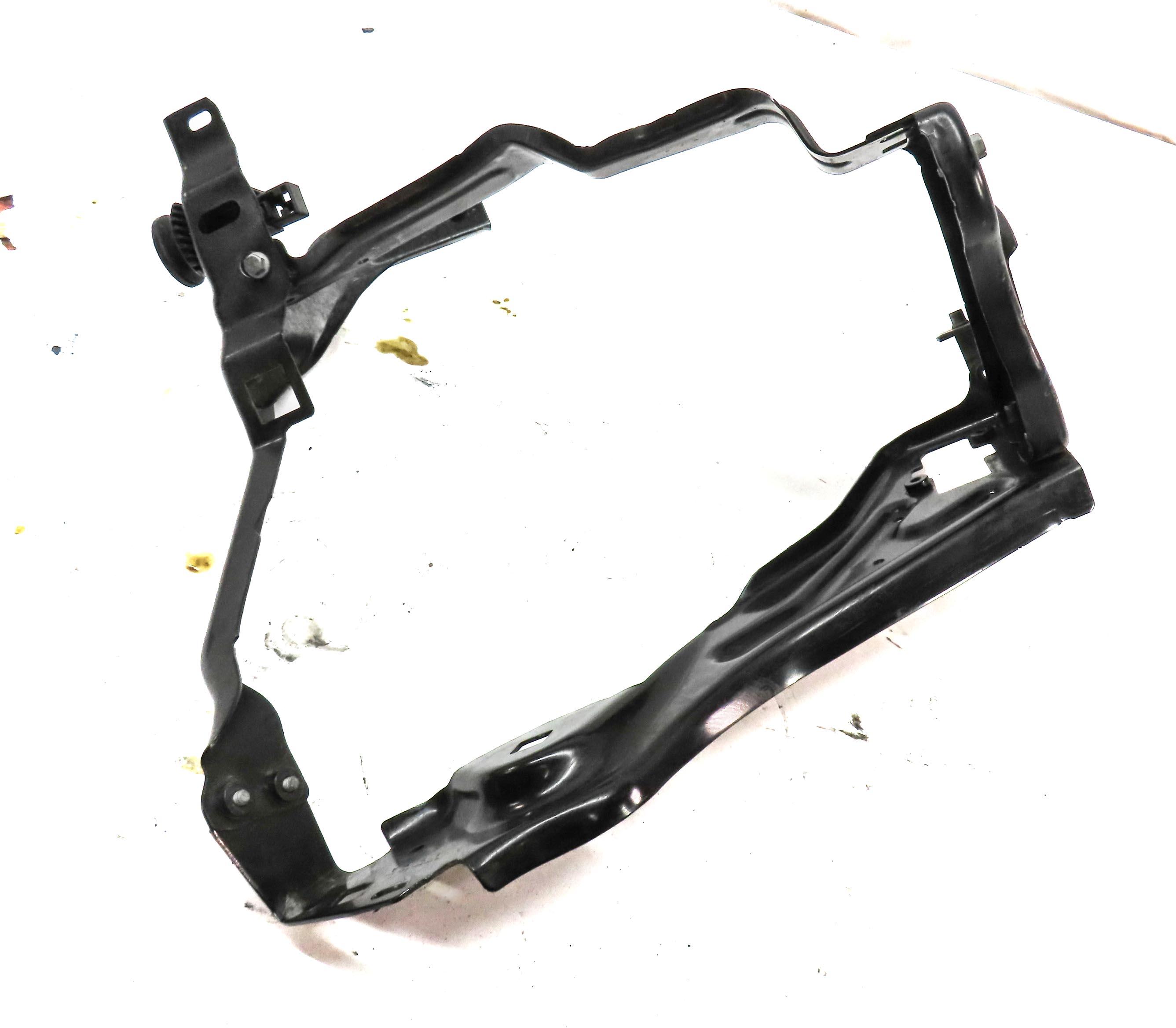 2011 MERCEDES C CLASS (W204) FRONT RIGHT HEADLIGHT HEAD LIGHT LAMP MOUNT BRACKET — exact item pictured