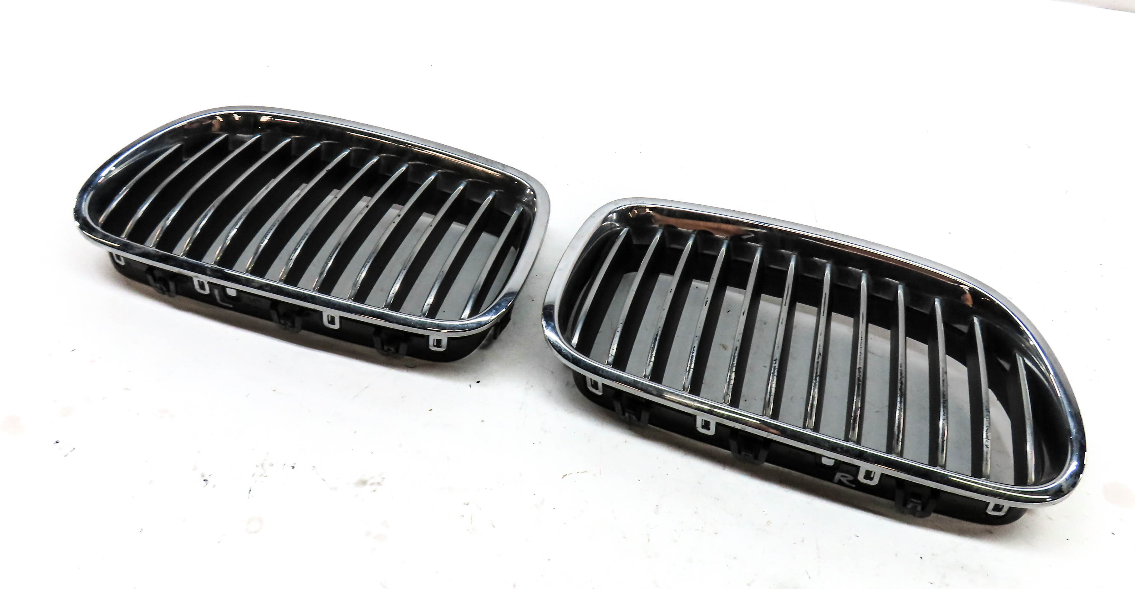 11-13 BMW 528i 535i 550i (F10) FRONT LEFT & RIGHT HOOD VENT GRILLE SET — exact item pictured