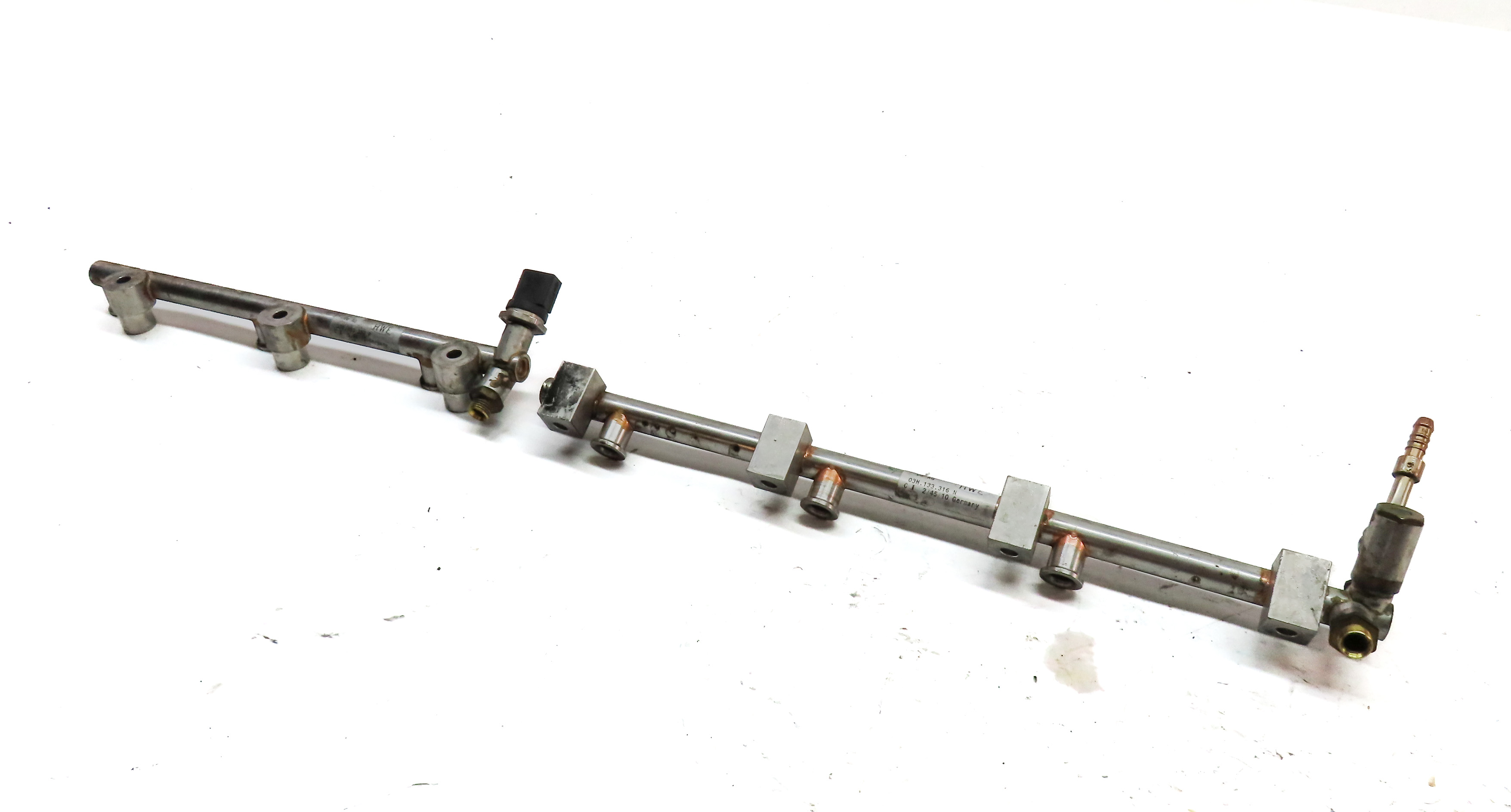 11 PORSCHE CAYENNE 958 3.6L VR6 NON-TURBO ENGINE FUEL RAIL SET w/PRESSURE SENSOR — exact item pictured