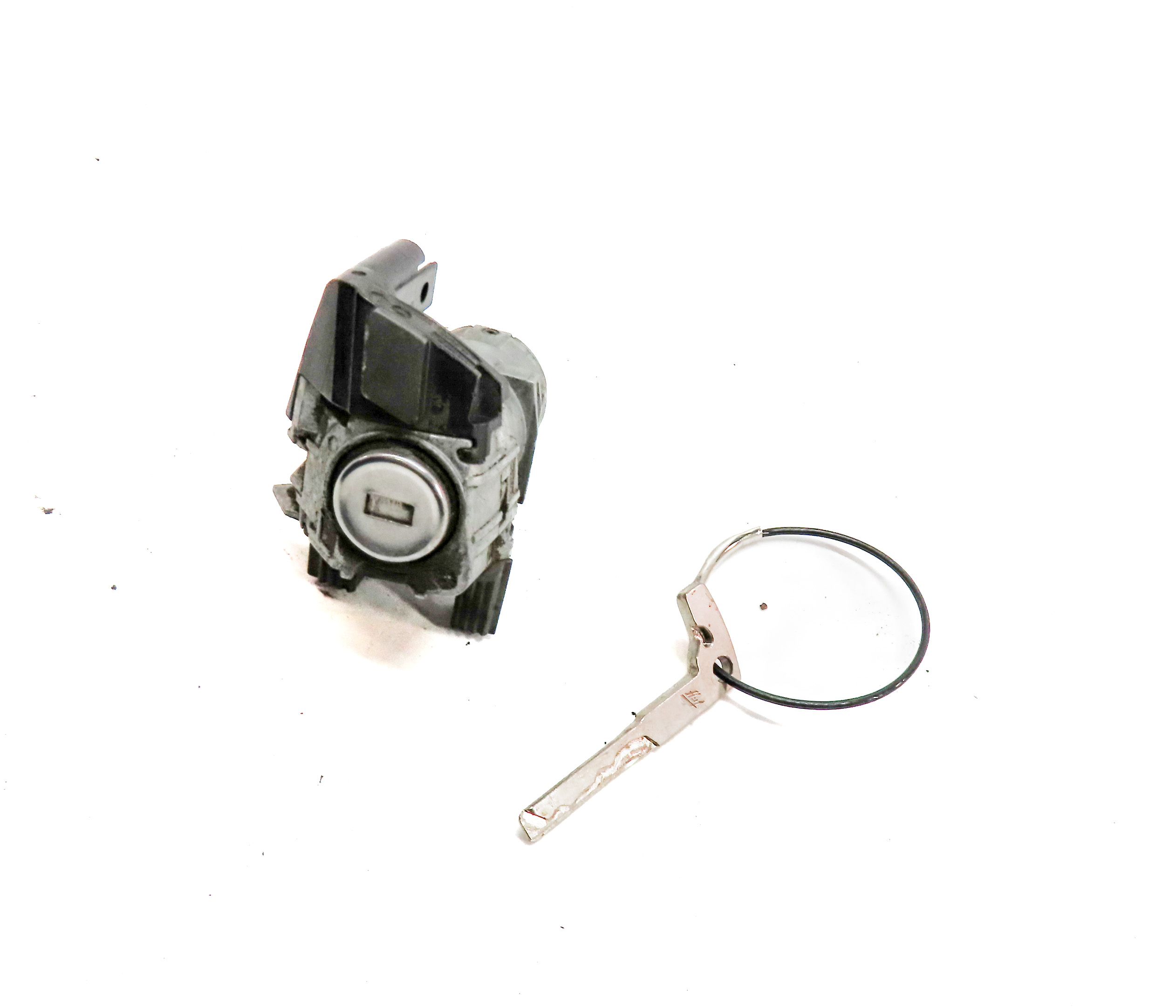 2013 MERCEDES GLK250 (X204) FRONT LEFT DRIVER DOOR HANDLE LOCK CYLINDER w/KEY — exact item pictured