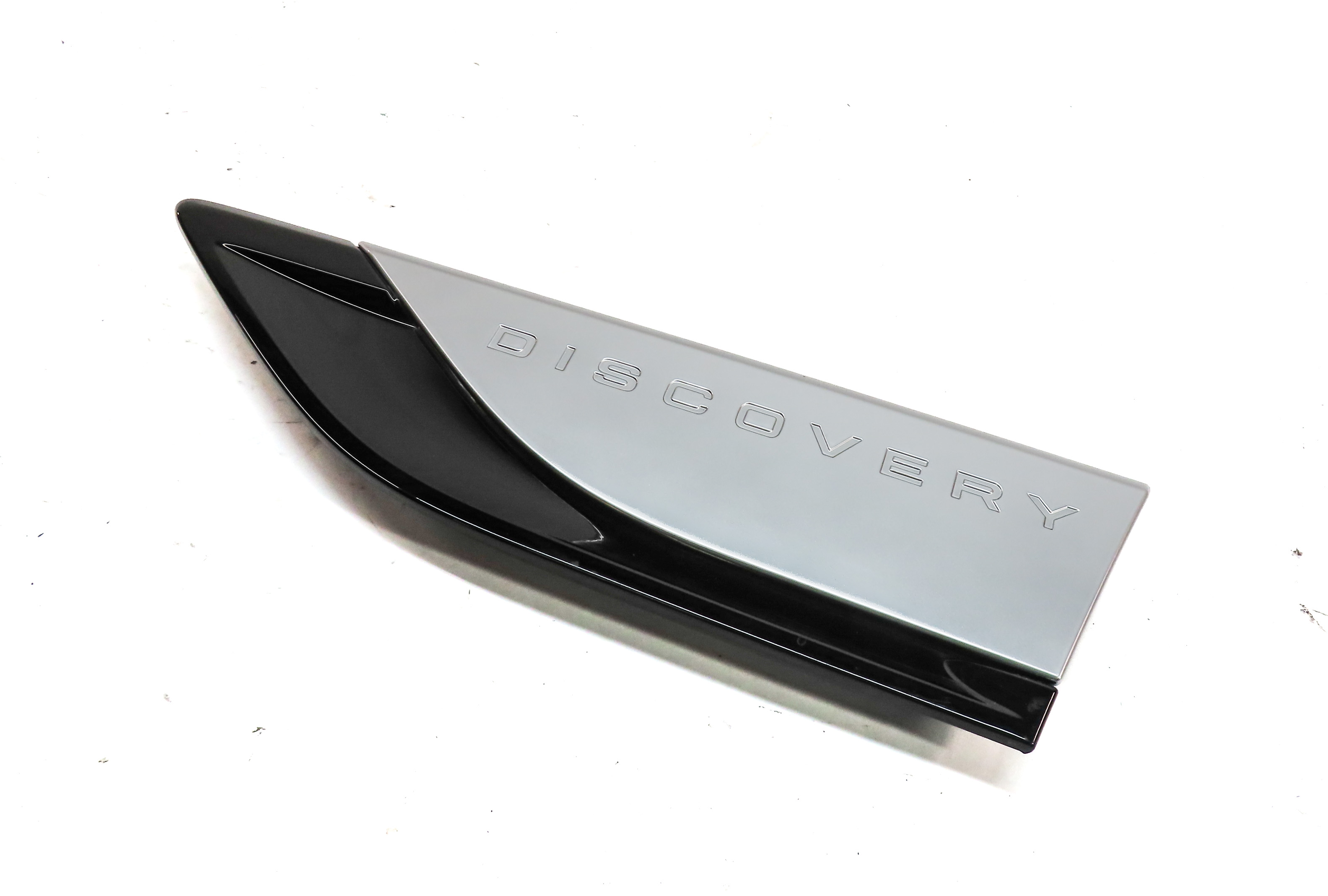 2017 LAND ROVER DISCOVERY (L462) FRONT LEFT DRIVER LOGO FENDER TRIM MOULDING — exact item pictured