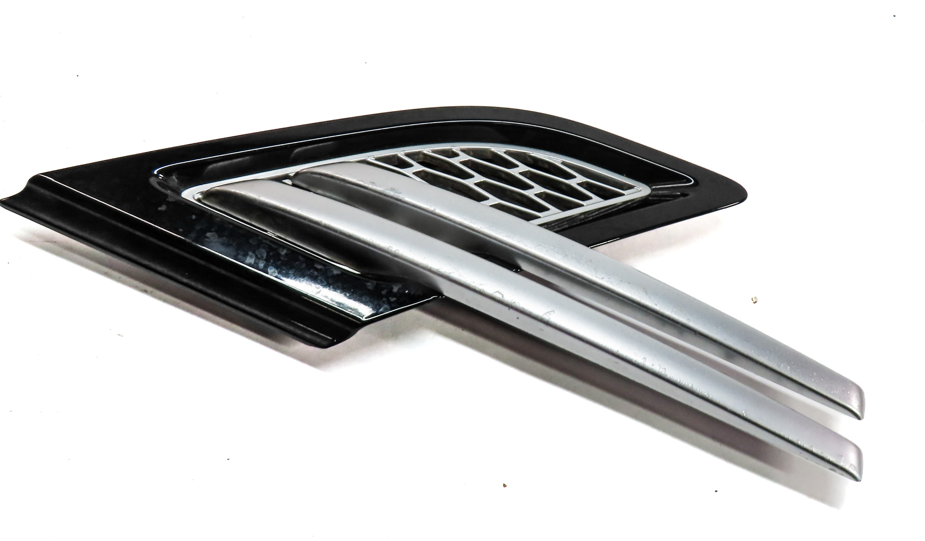 2014 RANGE ROVER SPORT (L494) FRONT RIGHT PASSENGER FENDER GRILLE TRIM VENT — exact item pictured