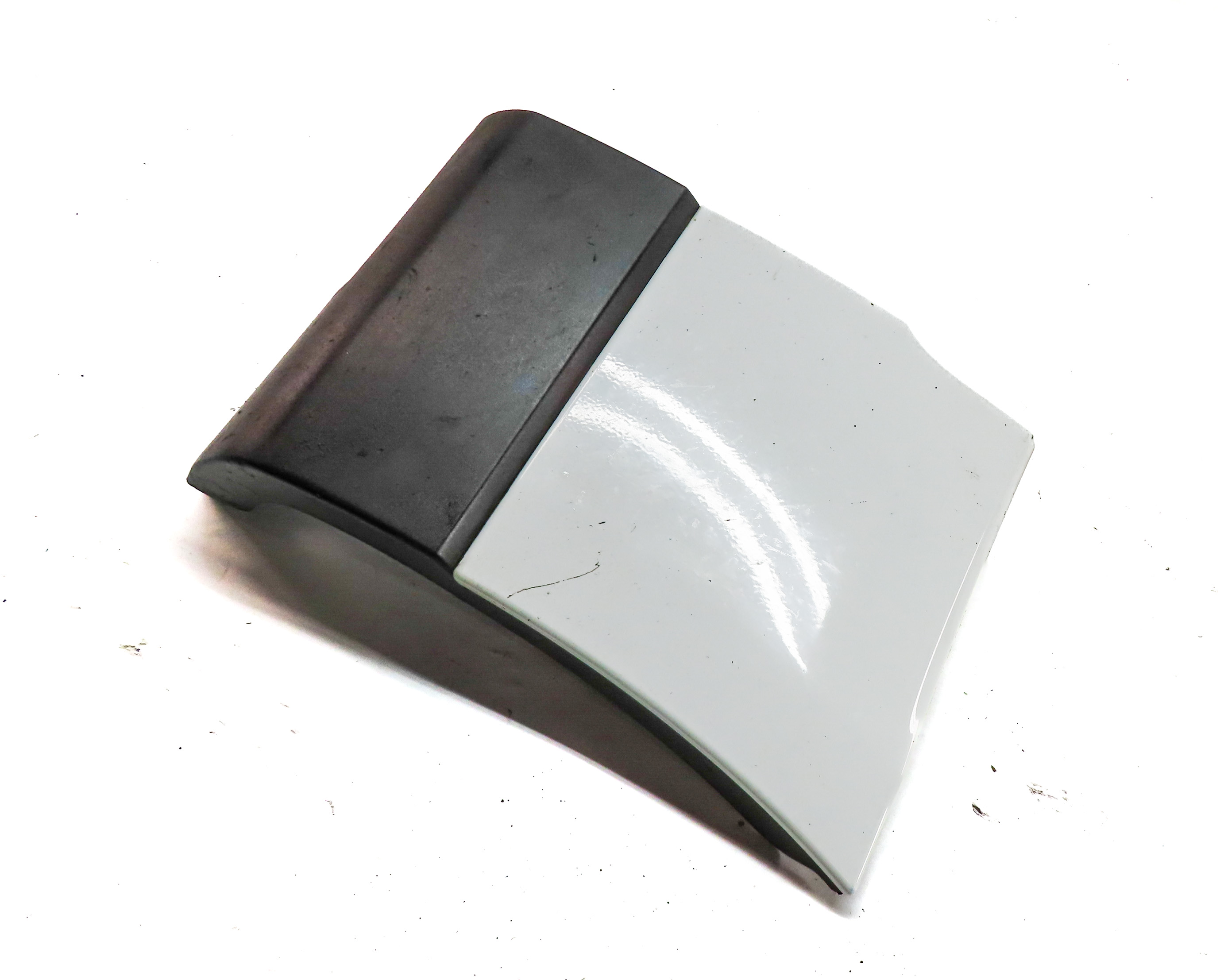 2016 RANGE ROVER (L405) FRONT RIGHT PASSENGER LOWER FENDER TRIM MOULDING (WHITE) — exact item pictured