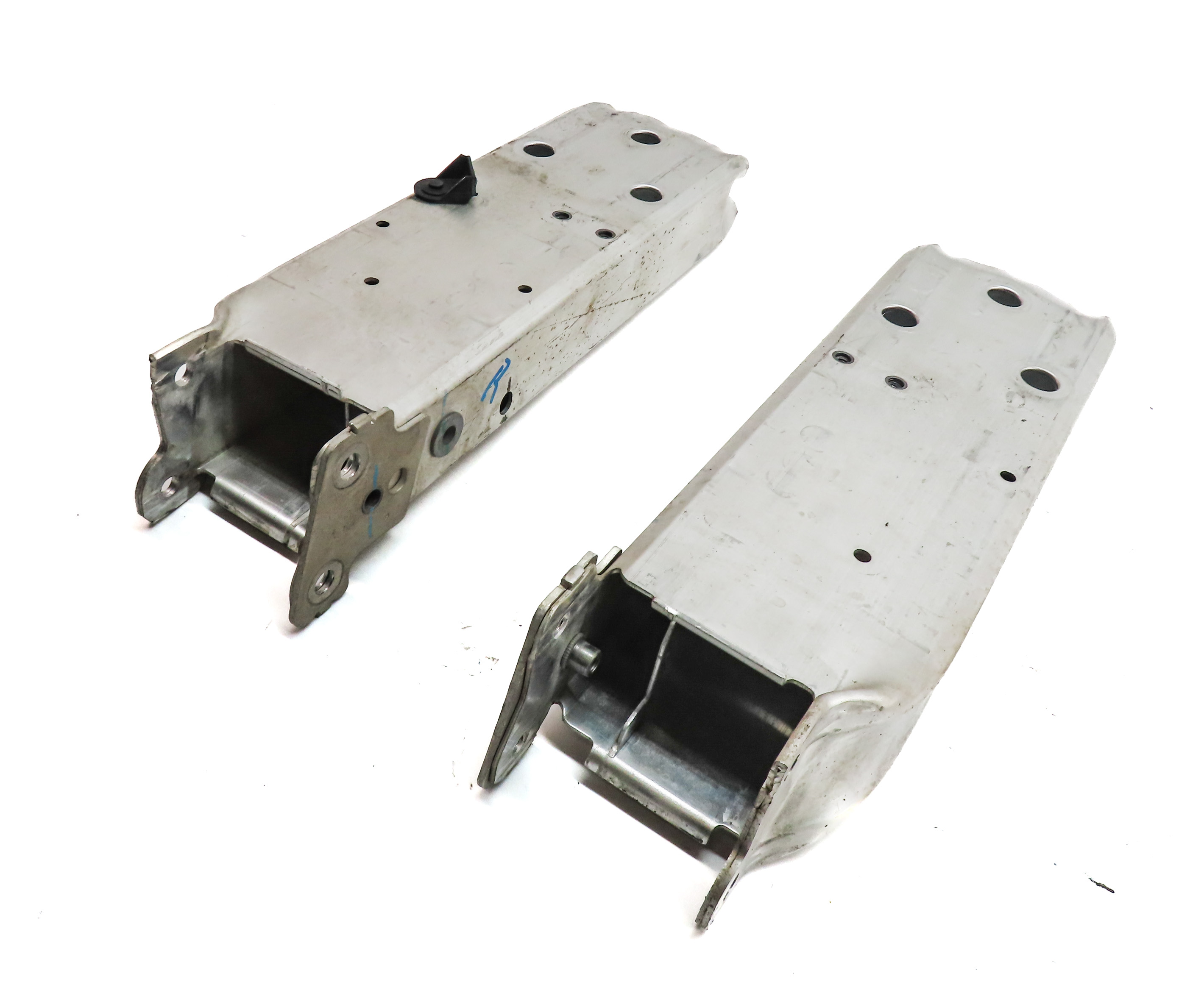 12-21 BMW 2 3 4 SERIES (F22 F30 F32) FRONT BUMPER REINFORCEMENT BRACKET SET/2 — exact item pictured