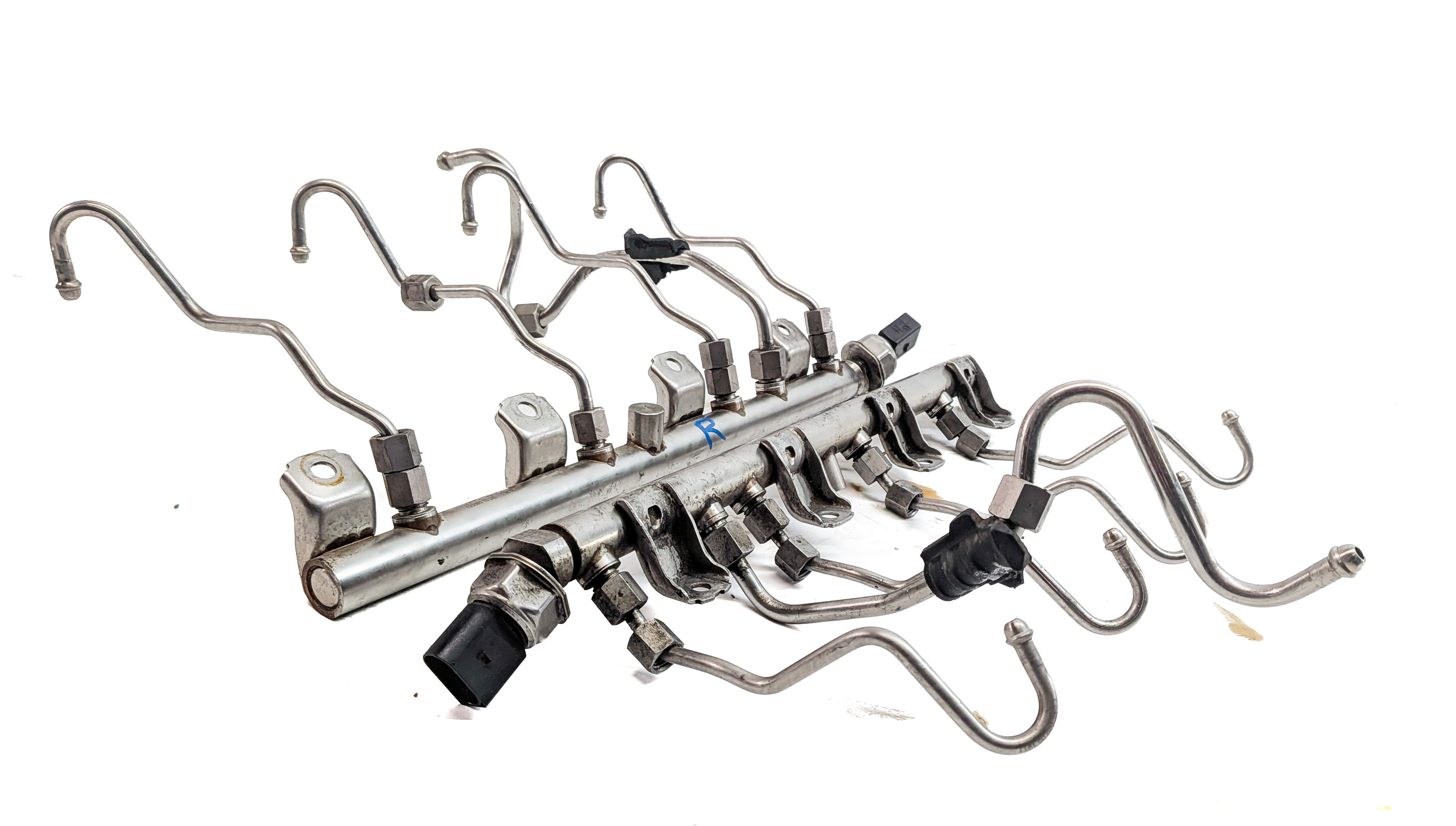 2012 BMW 750LI (F01) 4.4L (N63) ENGINE FUEL INJECTOR RAIL SET/2 w/ FUEL LINES — exact item pictured