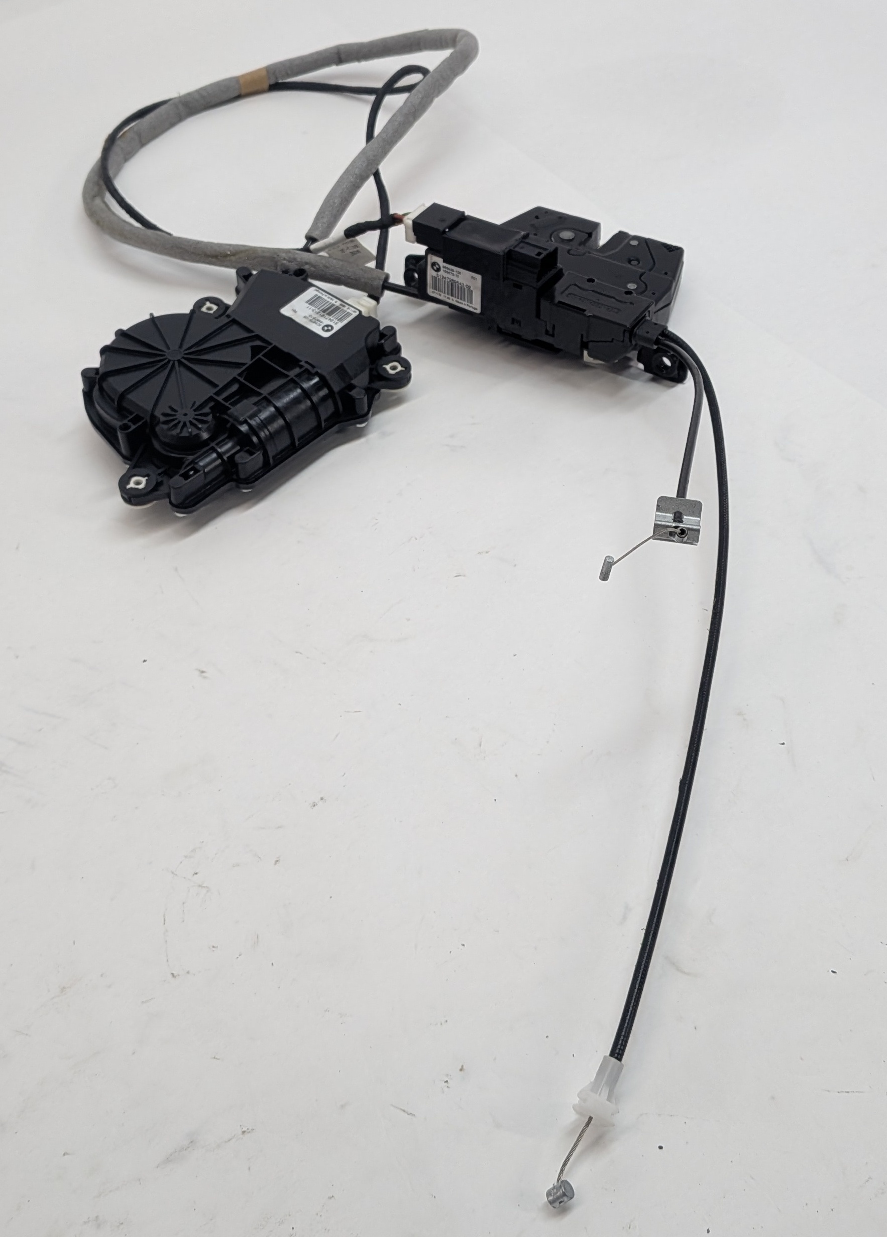 2013 BMW 750LI (F01) REAR TRUNK LID LOCK LATCH ACTUATOR w/ SOFT CLOSE MOTOR — exact item pictured