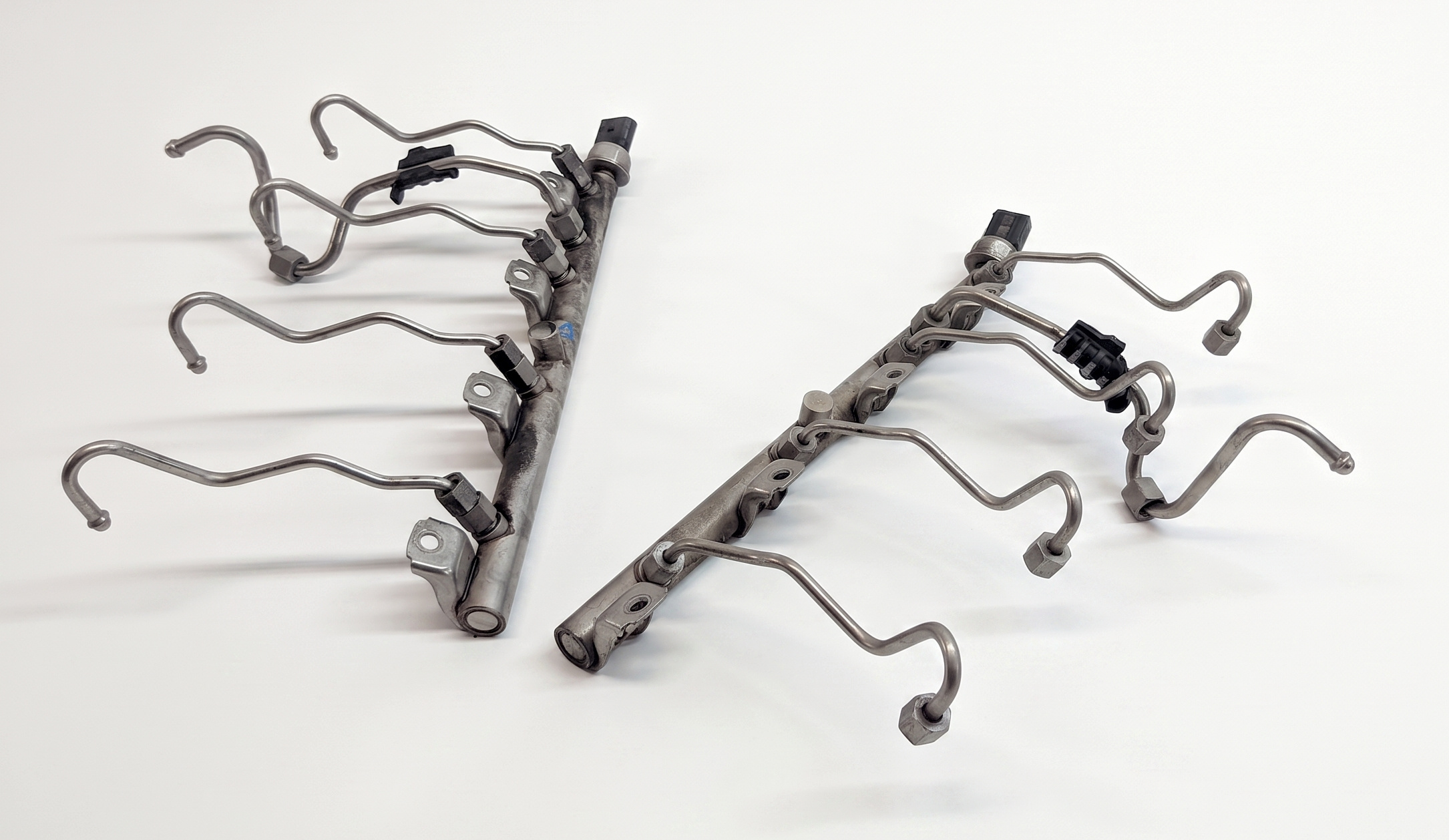 2012 BMW 750LI (F01) 4.4L (N63) ENGINE HIGH PRESSURE FUEL RAIL SET/2 — exact item pictured