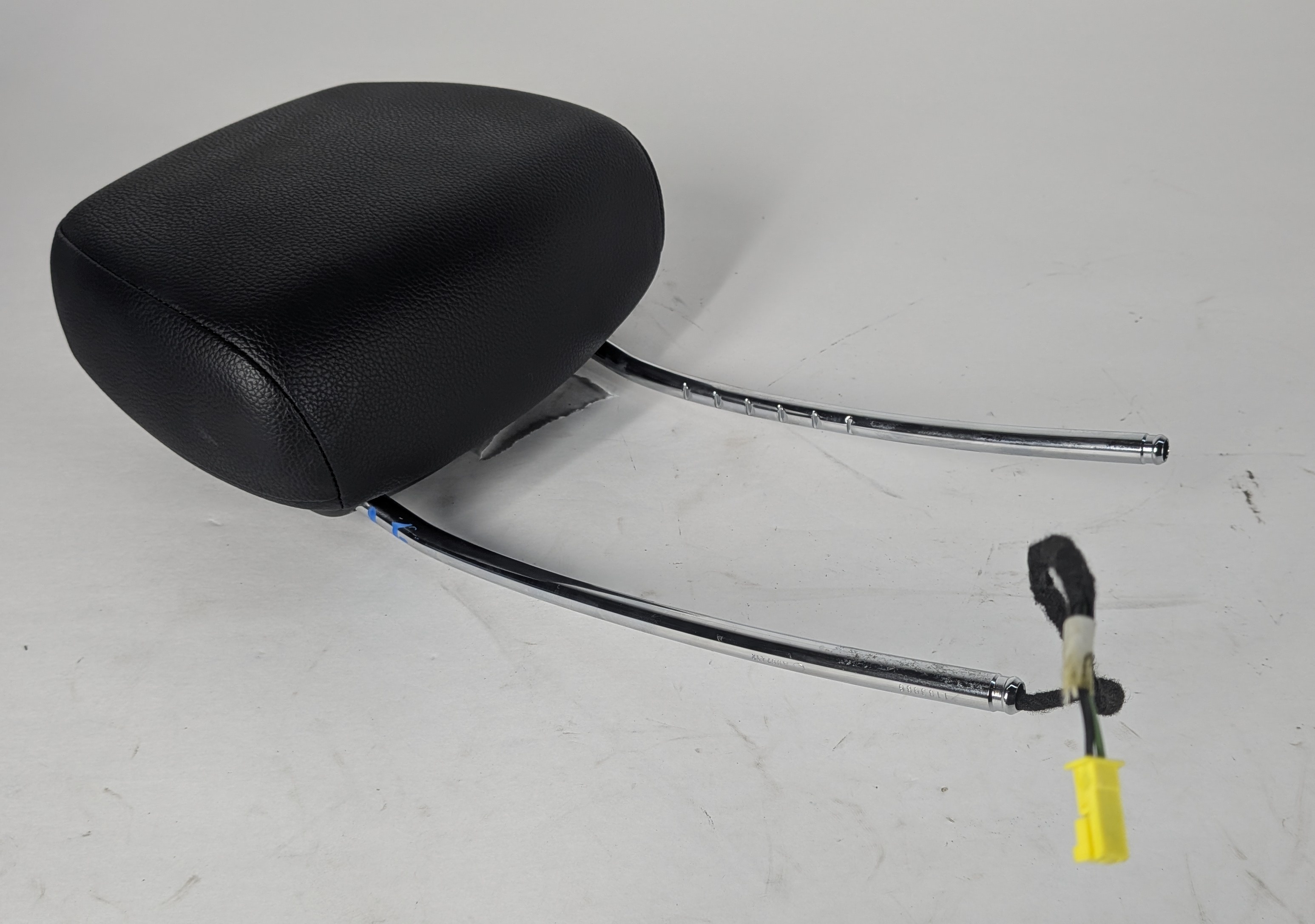 08-14 MERCEDES C-CLASS (W204) FRONT DRIVER or PASSENGER SEAT HEADREST (Black) — exact item pictured