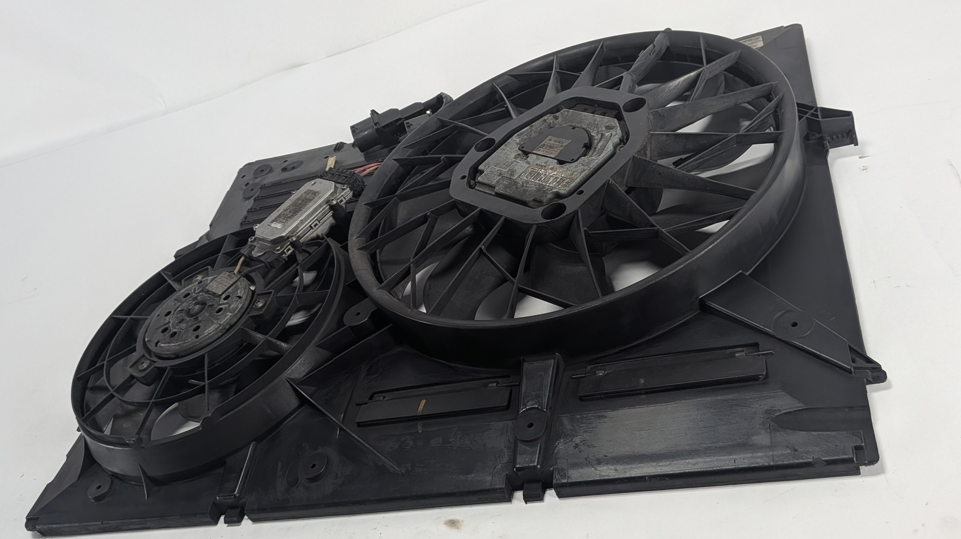 2003-2010 CAYENNE (955 957) RADIATOR ELECTRIC COOLING FAN BLADE MOTOR w/ SHROUD — exact item pictured