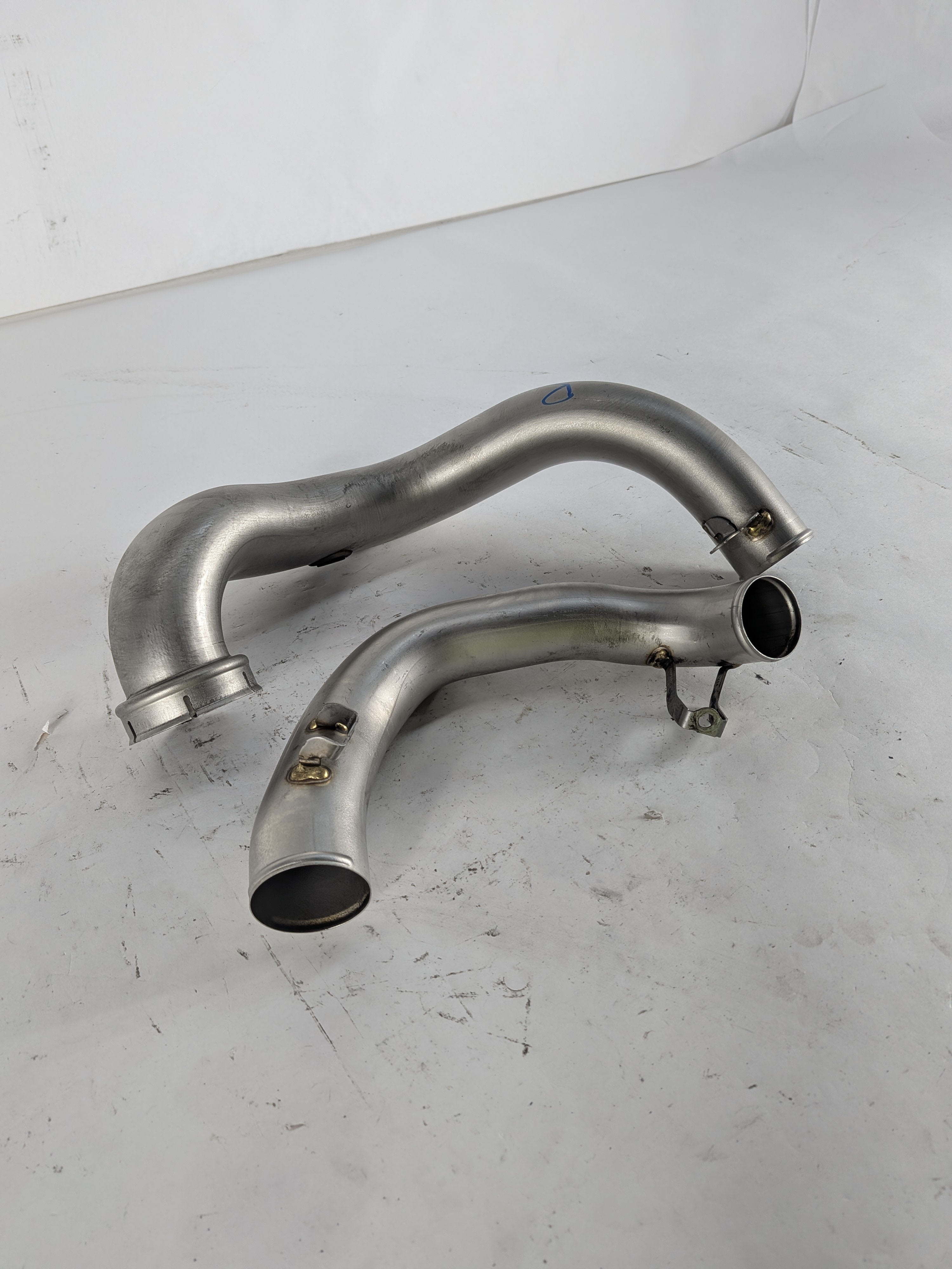 2014 MERCEDES GL550 (X166) 4.6L M278 LEFT TURBO INTAKE CHARGE AIR PIPE SET/2 — exact item pictured