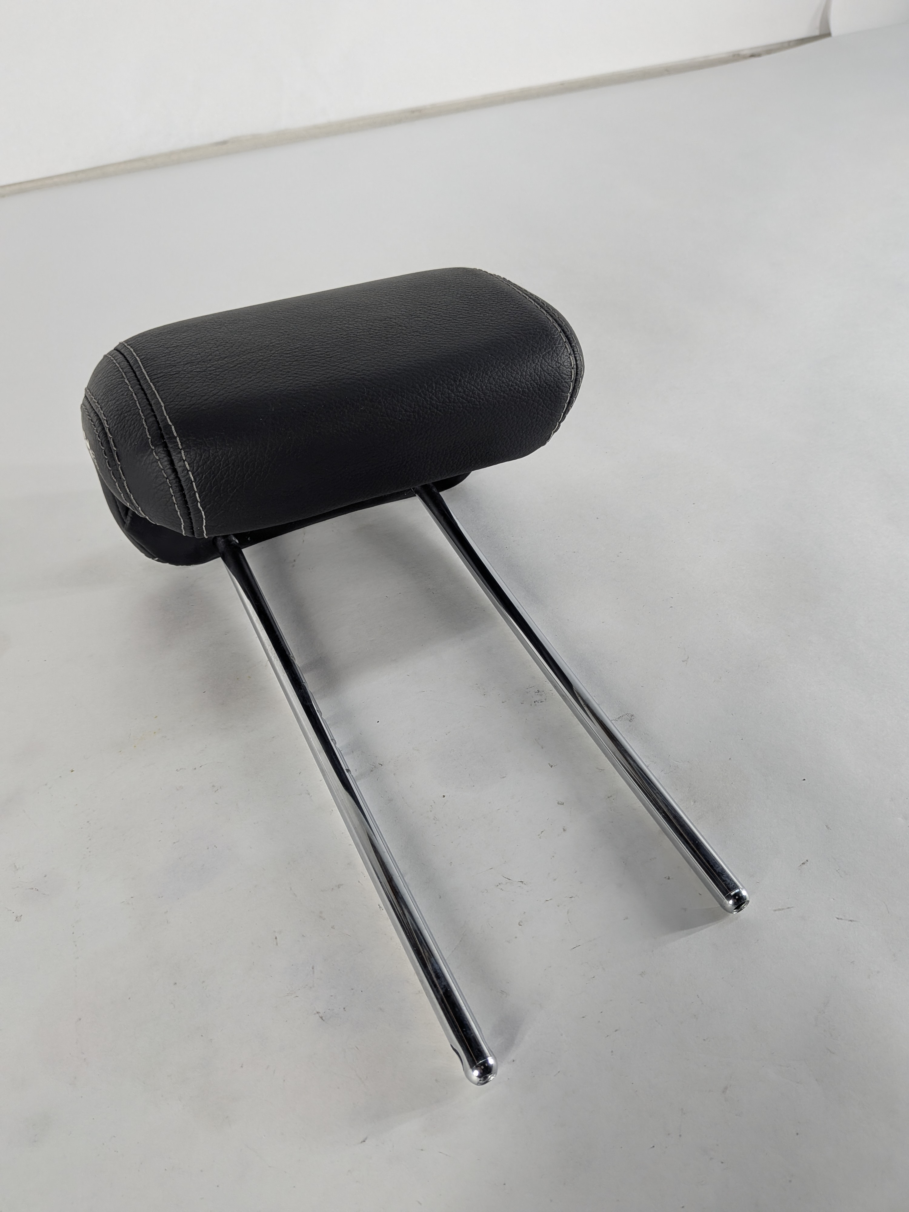 2014 MERCEDES GL550 (X166) REAR CENTER 2ND ROW SEAT HEADREST HEAD REST (Black) — exact item pictured
