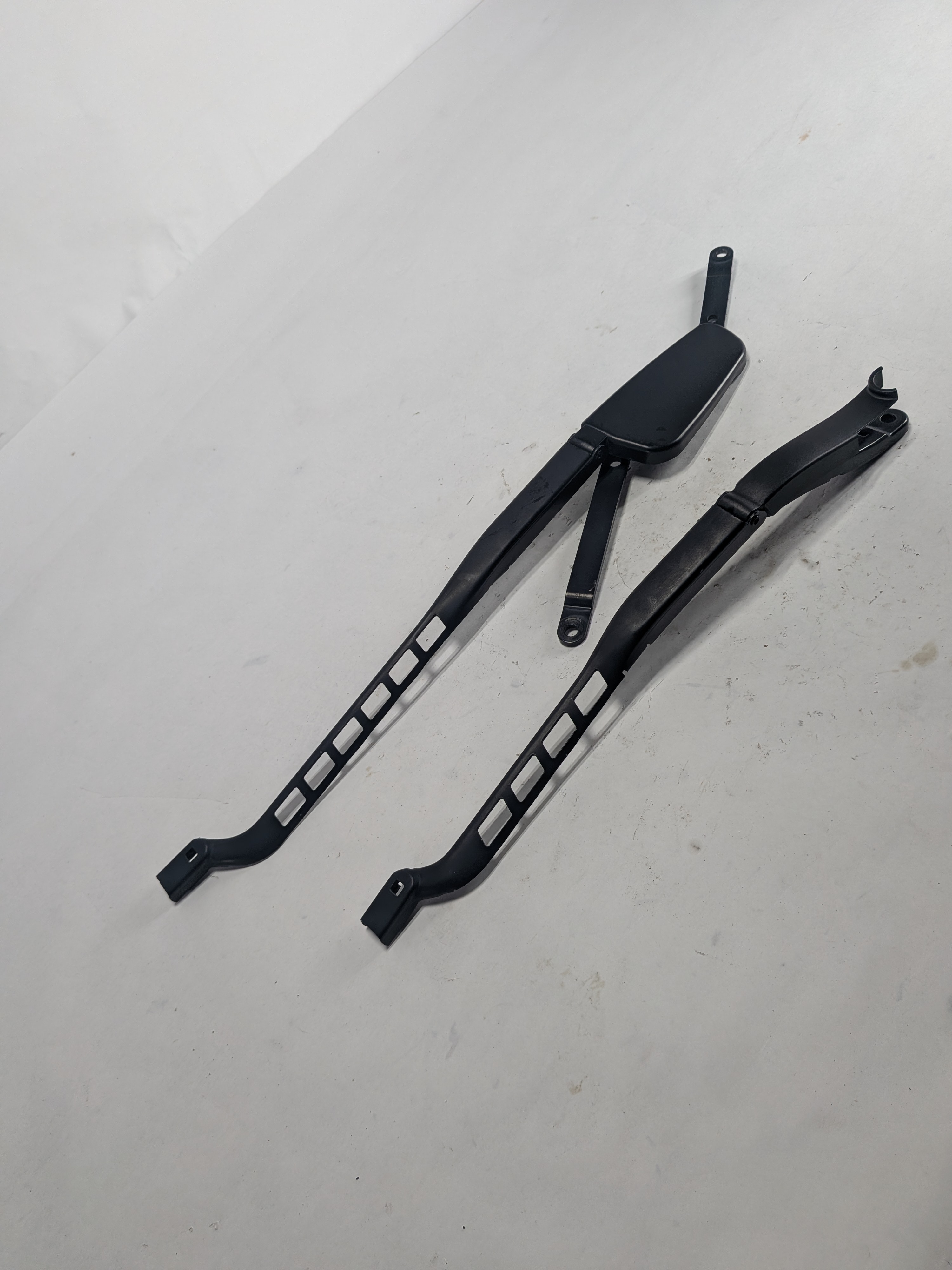 12-19 MERCEDES GL GLS M GLE (W166 X166) FRONT LEFT AND RIGHT WIPER ARM SET OF 2 — exact item pictured