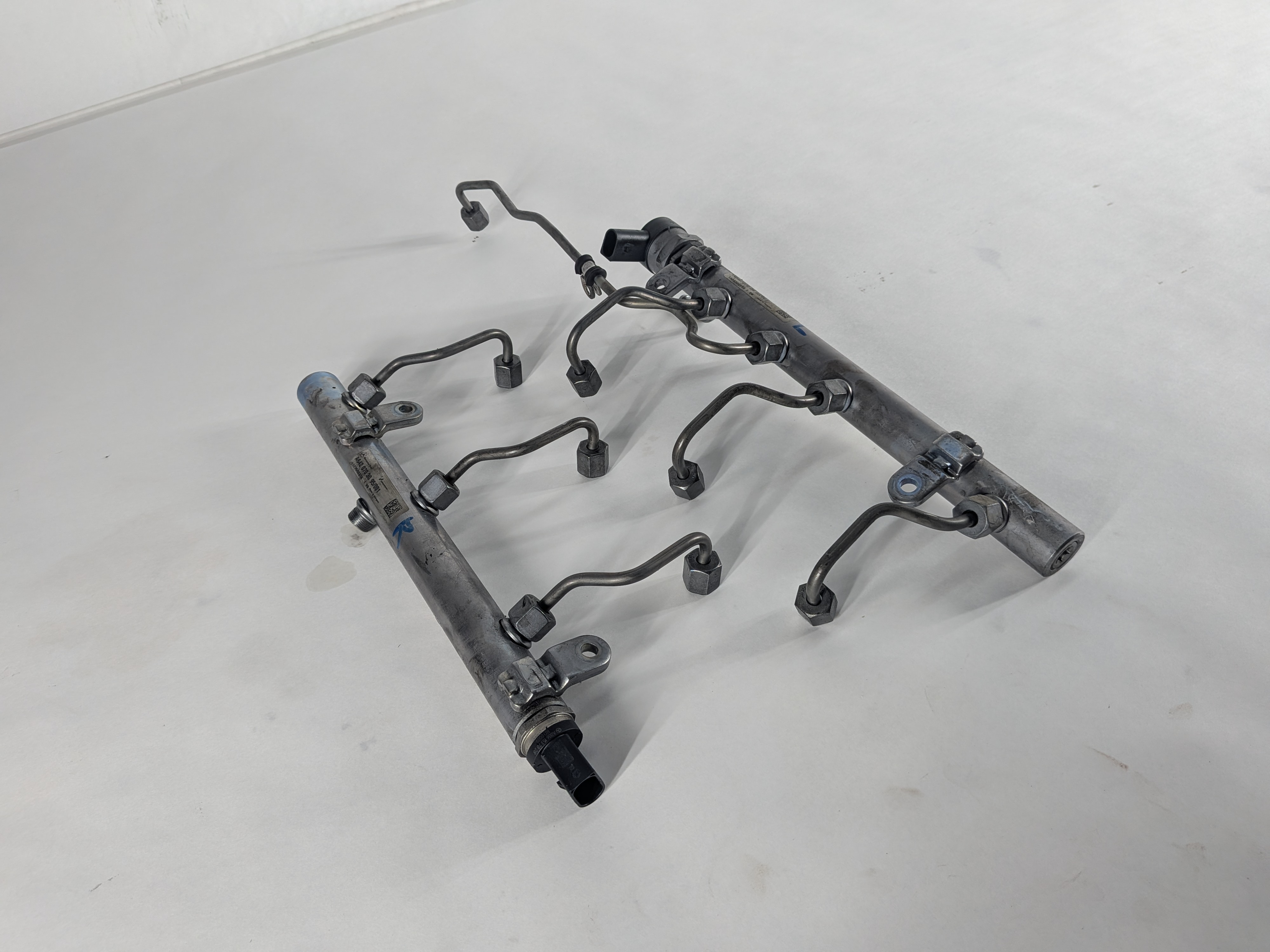 13-15 MERCEDES ML350 W166 3.0L OM642 DIESEL FUEL RAIL LEFT/RIGHT w/LINES SENSOR — exact item pictured