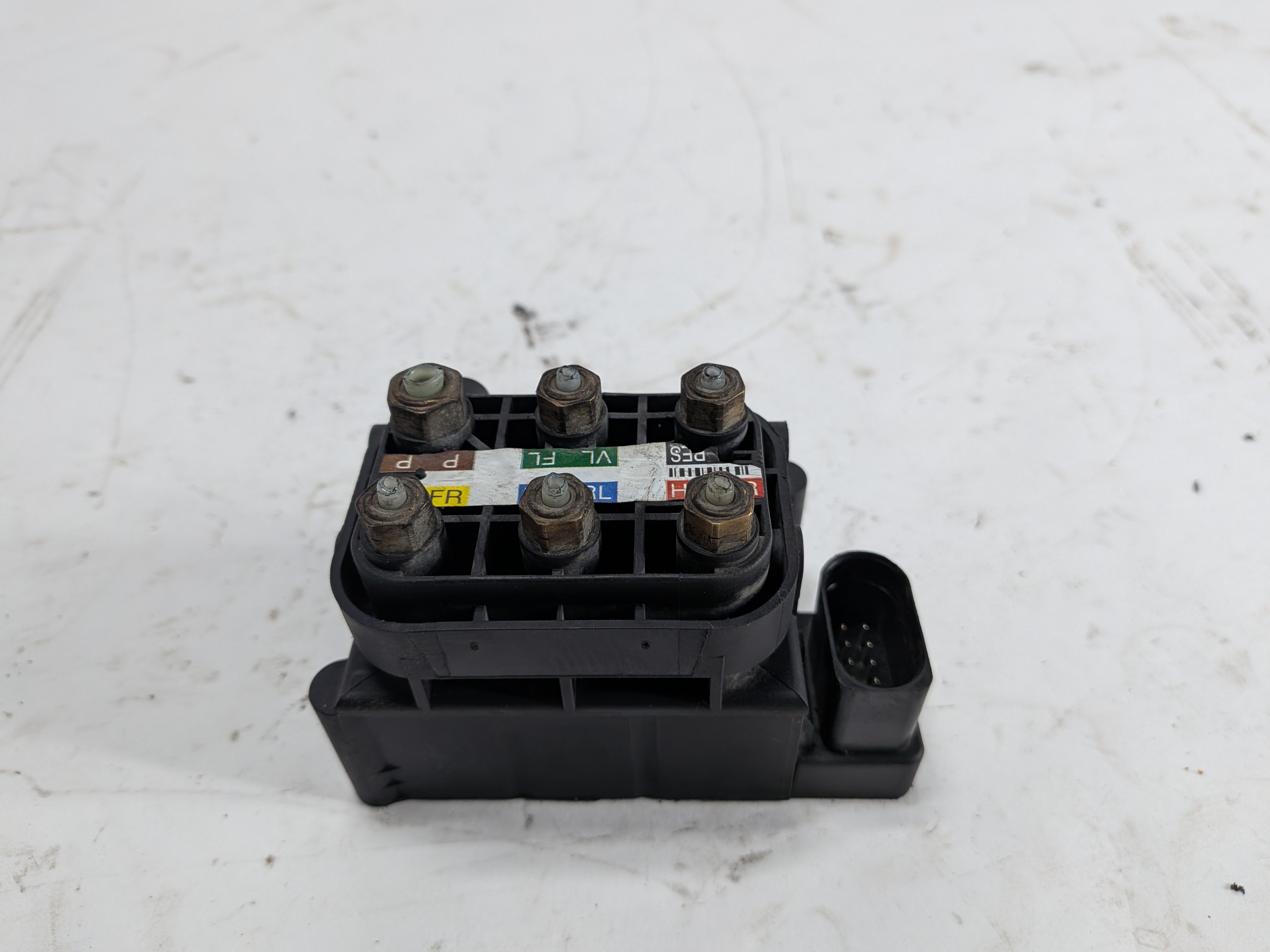 2015 MERCEDES GL550 (X166) AIRMATIC AIR SUSPENSION VALVE BLOCK SOLENOID MANIFOLD — exact item pictured