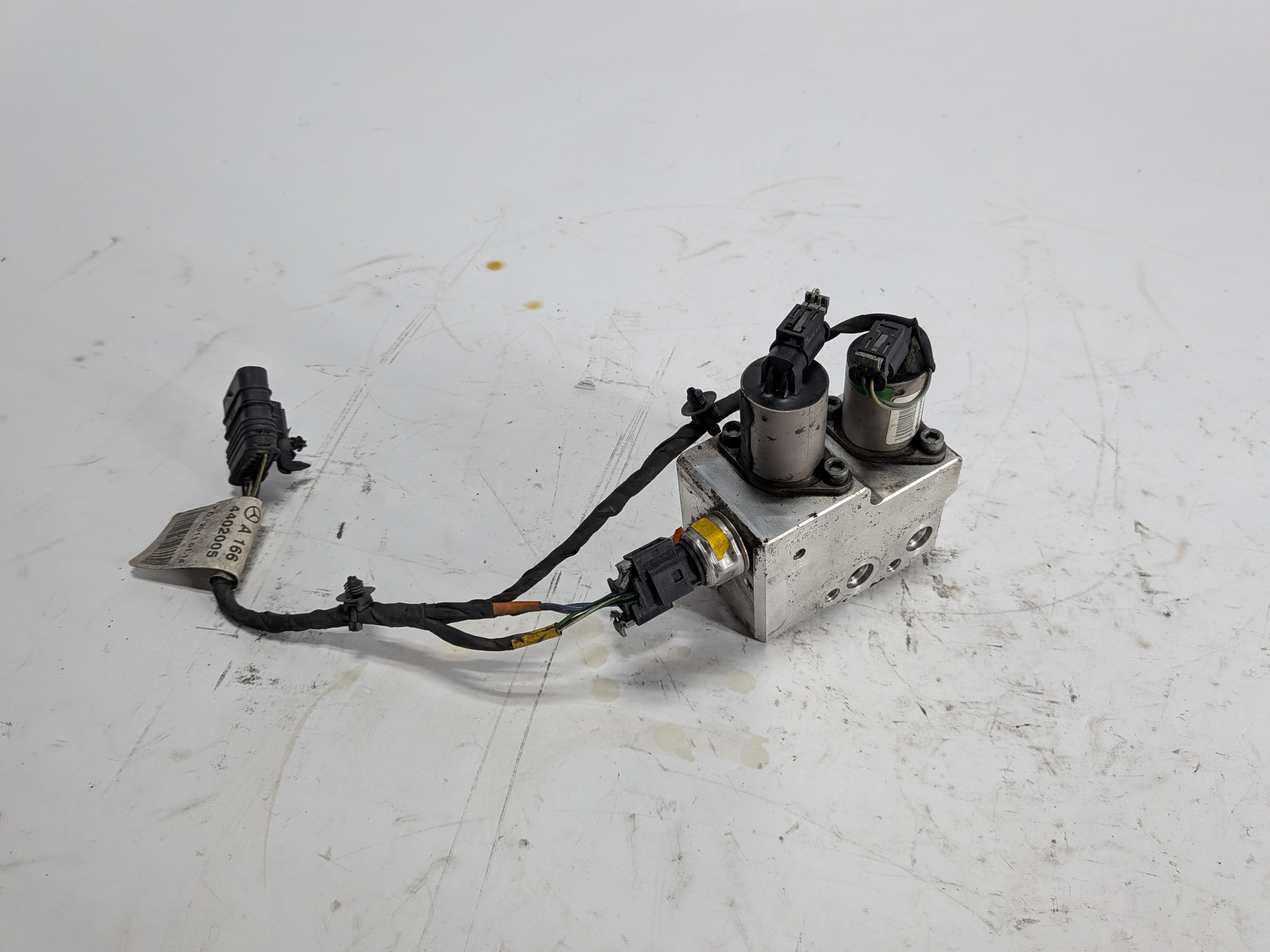 2015 MERCEDES GL550 (X166) REAR ACTIVE SWAY BAR STABILIZER HYDRAULIC VALVE BLOCK — exact item pictured