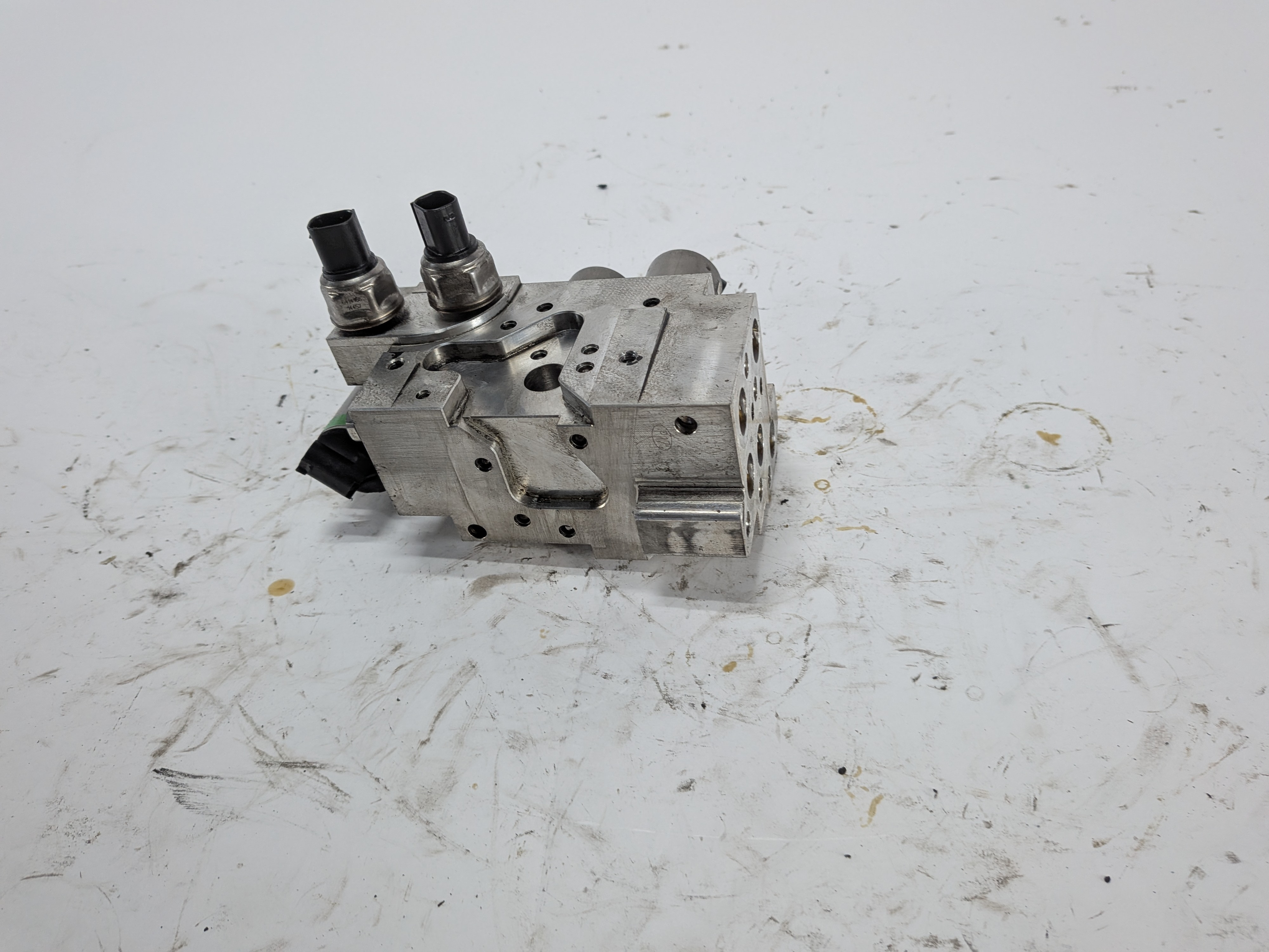2015 MERCEDES GL550 (X166) ACTIVE CURVE SYSTEM HYDRAULIC VALVE BLOCK SOLENOID — exact item pictured