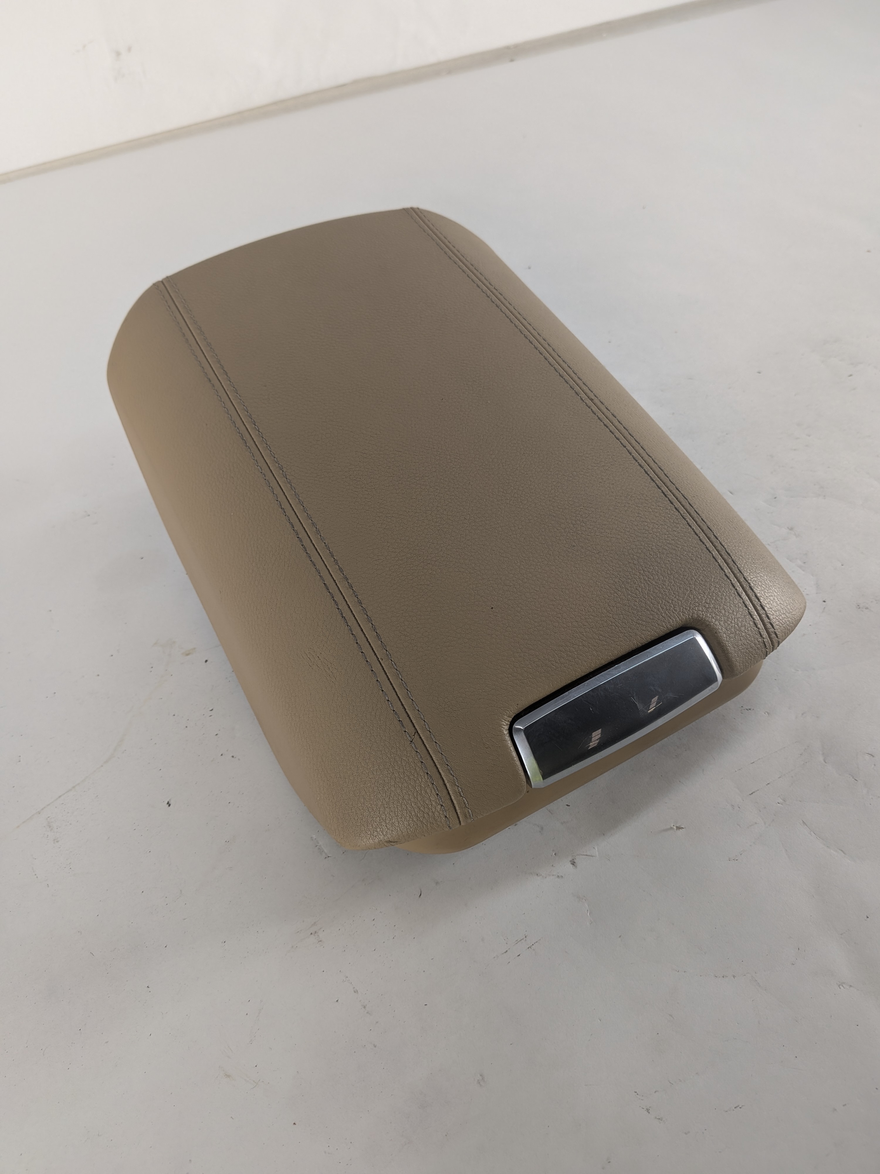 11-18 PORSCHE CAYENNE (958) FRONT CENTER CONSOLE ARMREST ARM REST LID (Beige) — exact item pictured