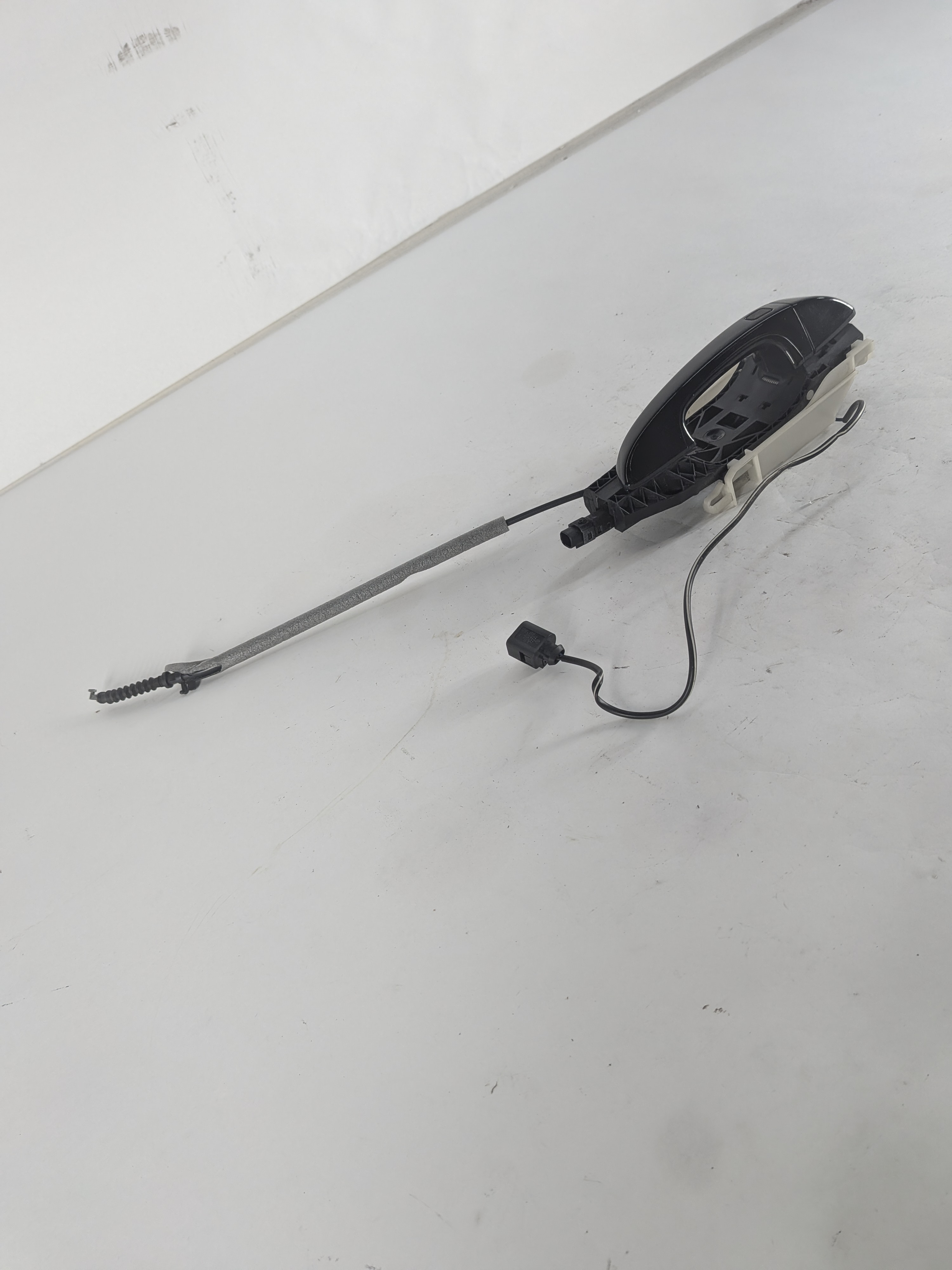 11-18 PORSCHE CAYENNE 958 FRONT RIGHT PASSENGER KEYLESS DOOR HANDLE (Black) — exact item pictured