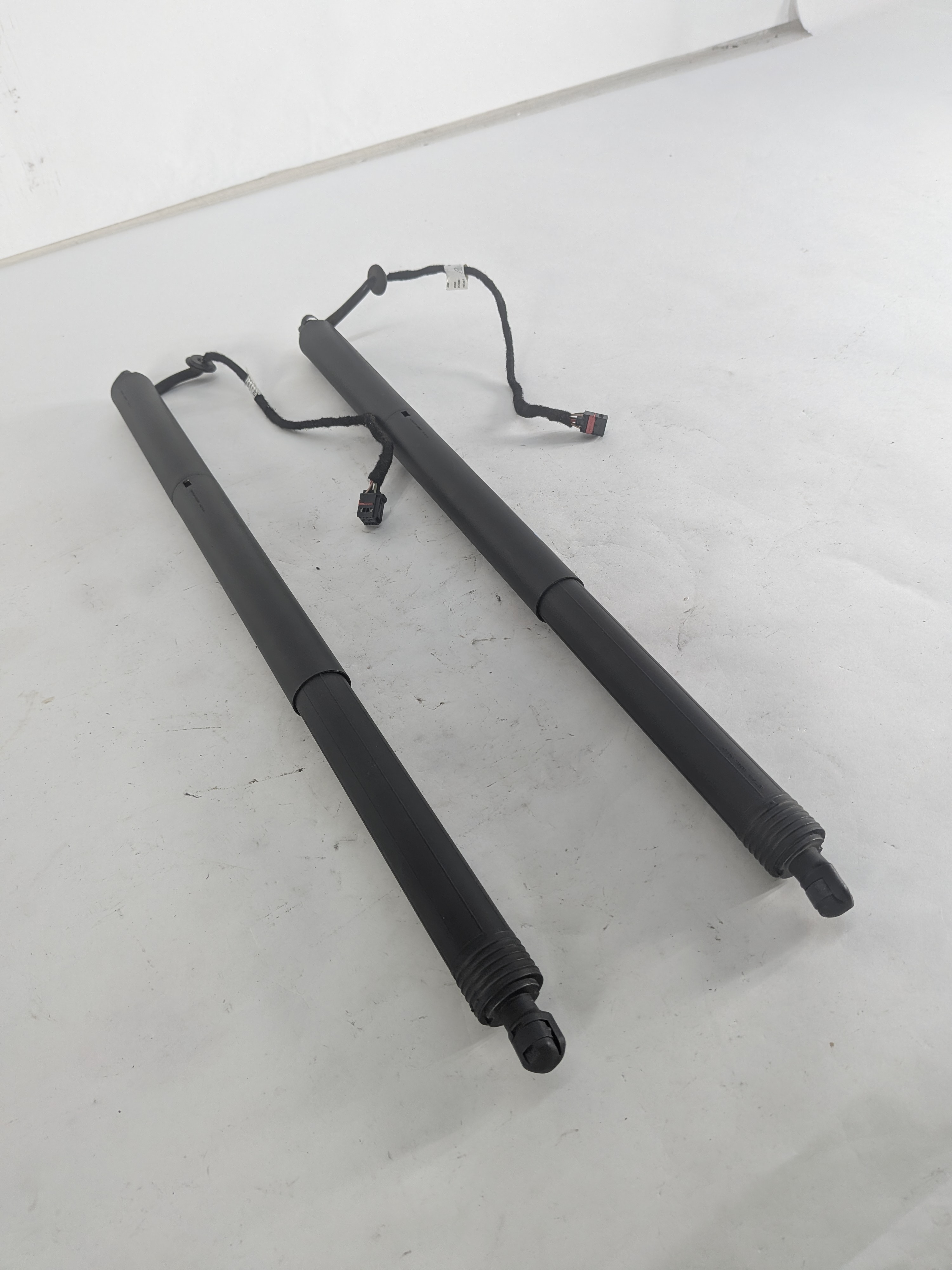 15-18 CAYENNE (958) REAR LEFT & RIGHT ELECTRIC DRIVE TRUNK SHOCK STRUT SET-2 — exact item pictured