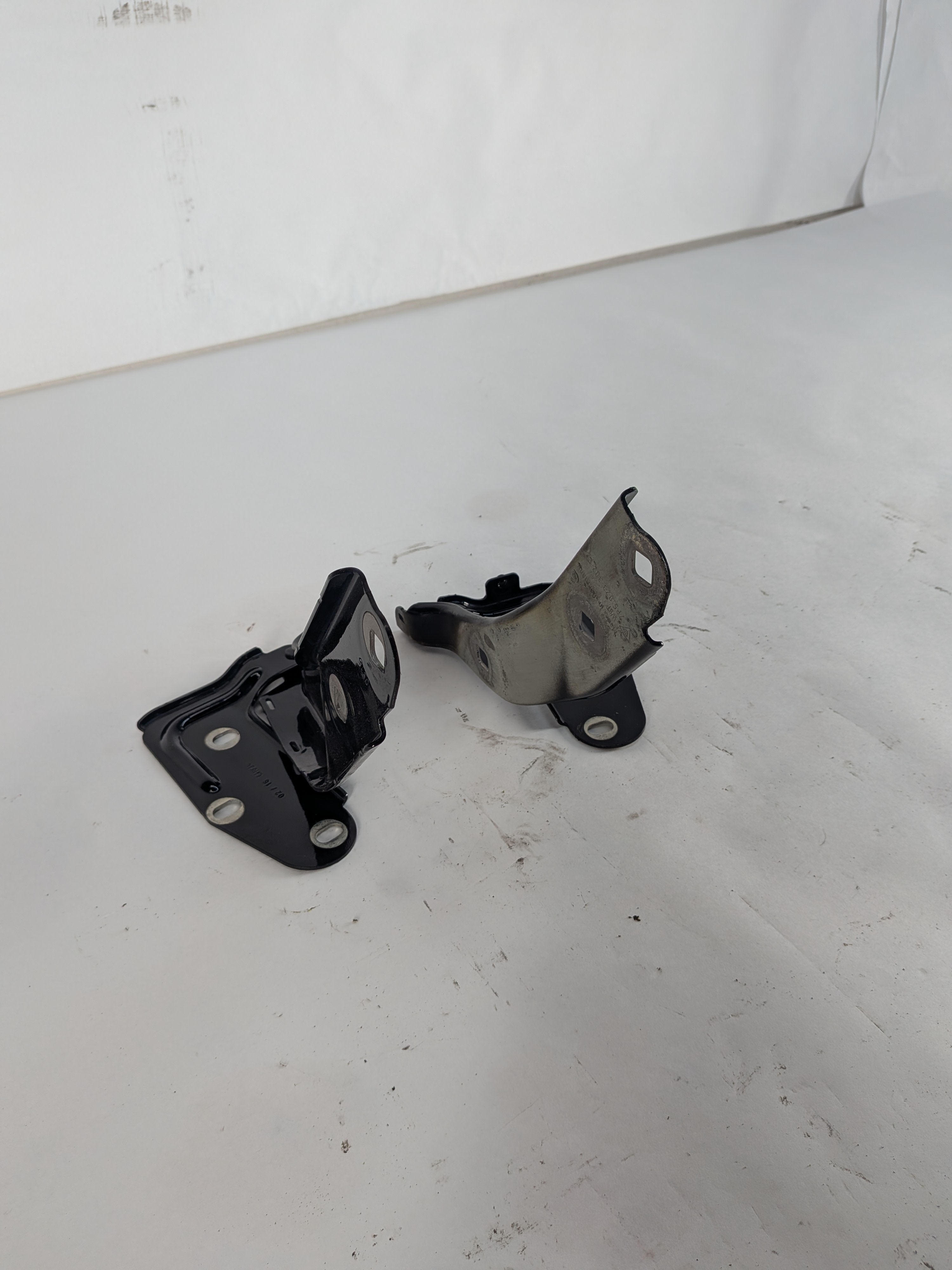 2015-2018 CAYENNE (958) FRONT LEFT & RIGHT HOOD HINGE SET-2 (Black) — exact item pictured