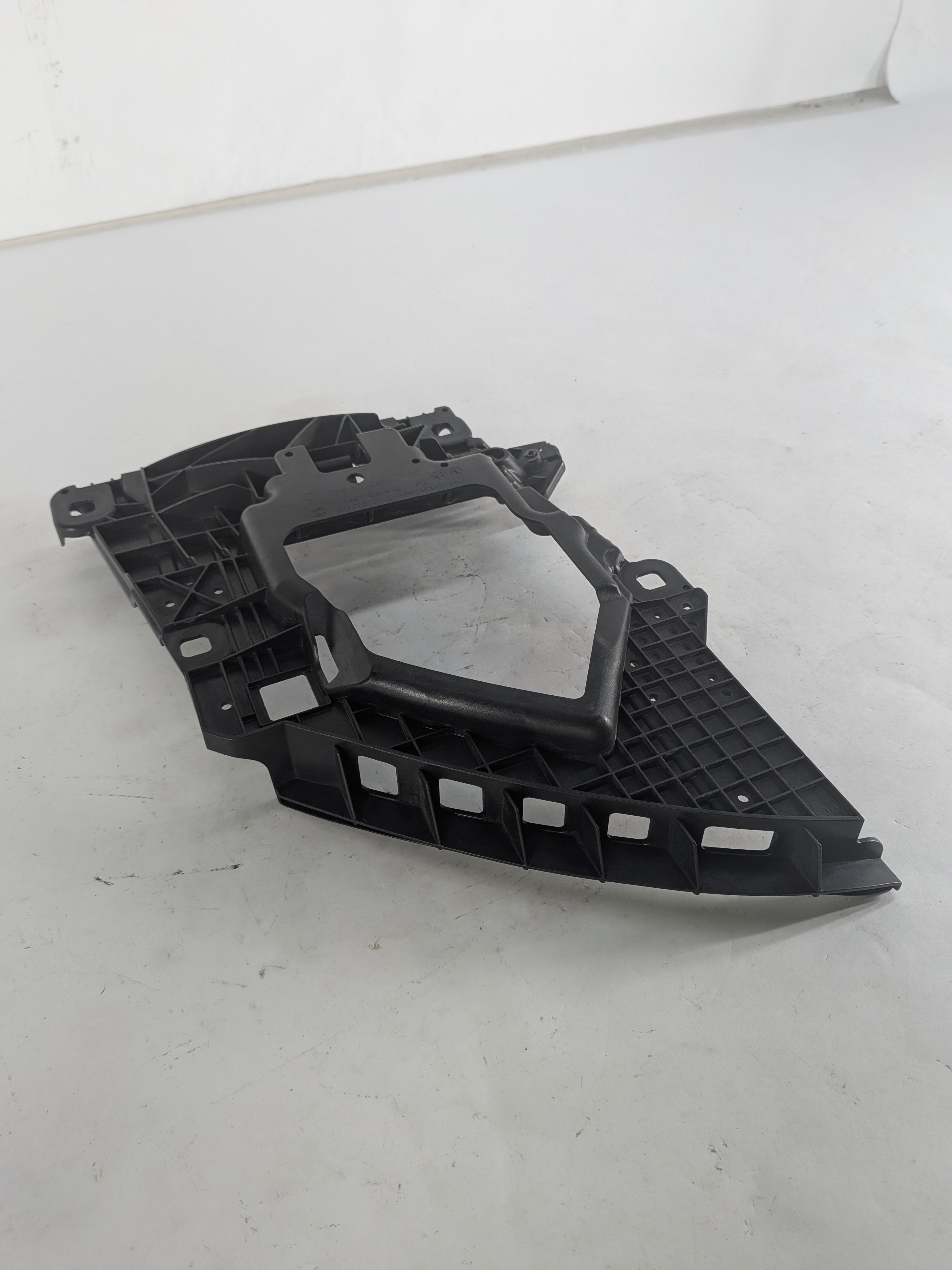 2016 PORSCHE CAYENNE (958) FRONT LEFT HEADLIGHT HEADLAMP MOUNTING BRACKET — exact item pictured