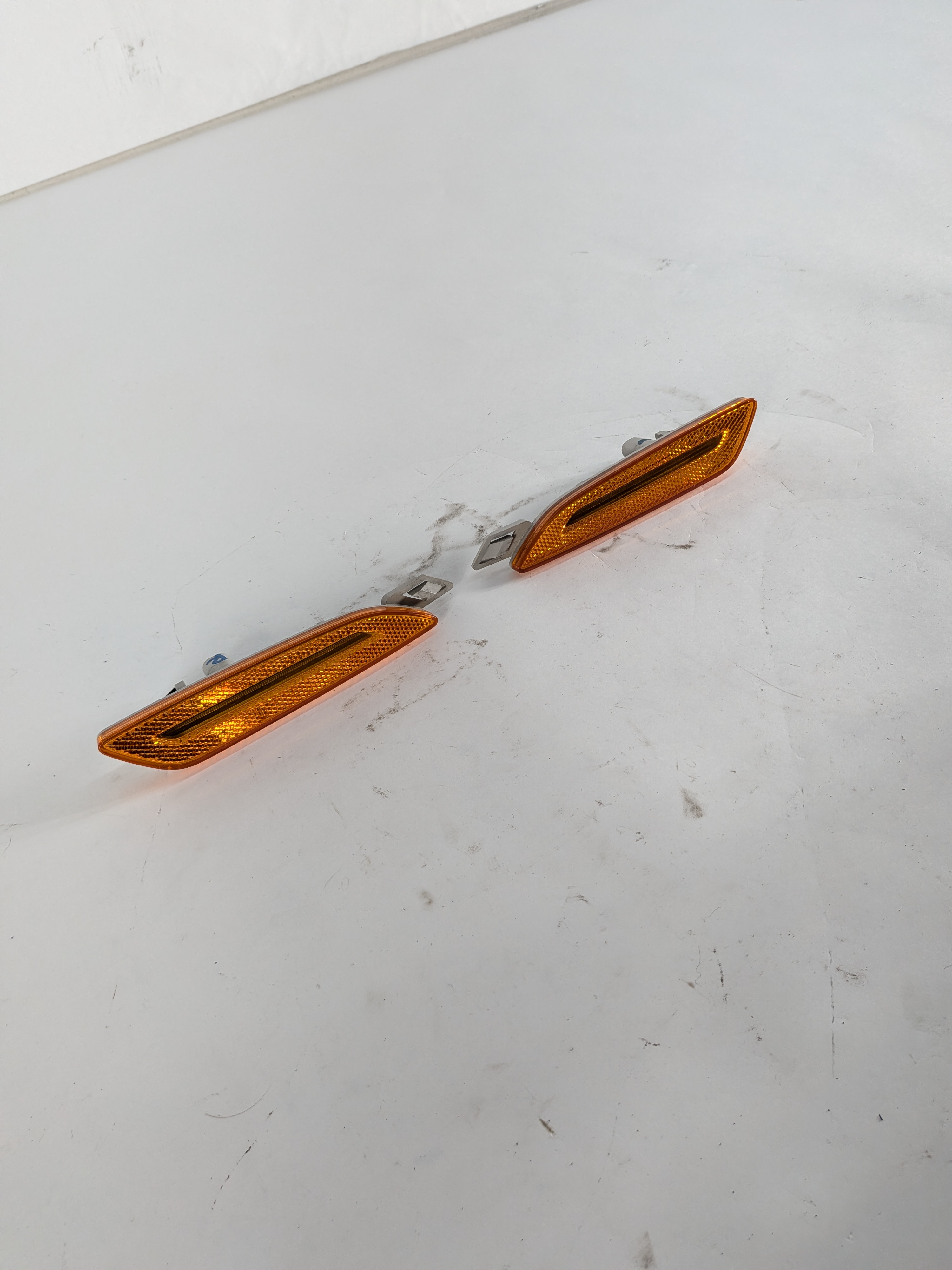 2016 PORSCHE CAYENNE (958) FRONT LEFT/RIGHT SIDE FENDER MARKER LIGHT LAMP SET/2 — exact item pictured