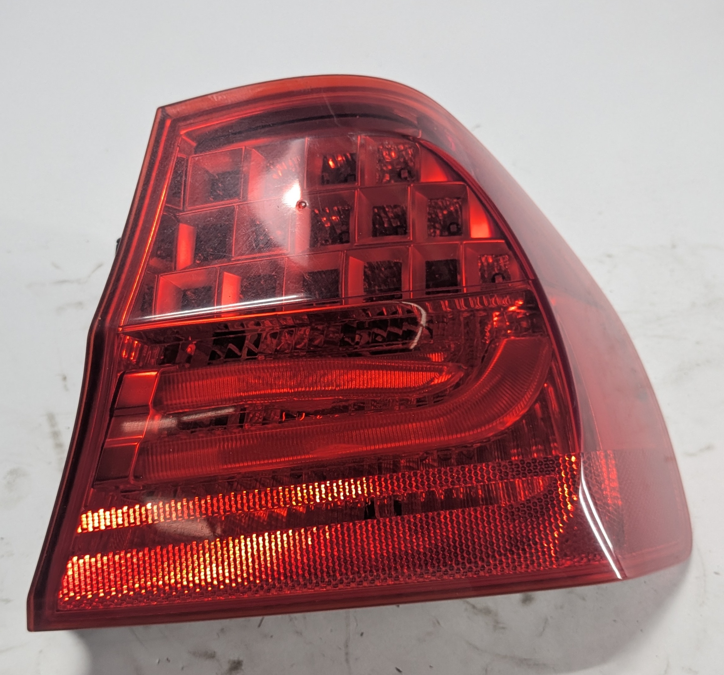 2009-2011 BMW 323i 328i 335i M3 (E90) RIGHT OUTER QUARTER TAILLIGHT BRAKE LIGHT — exact item pictured