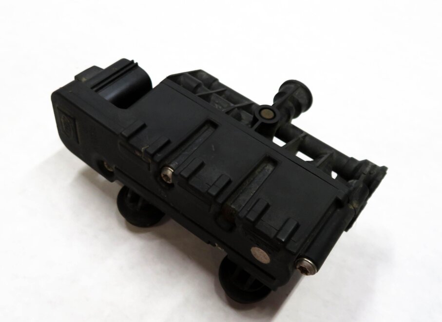 2006 RANGE ROVER (L322) - AIR SUPPLY SUSPENSION PRESSURE RELIEF VALVE BLOCK
